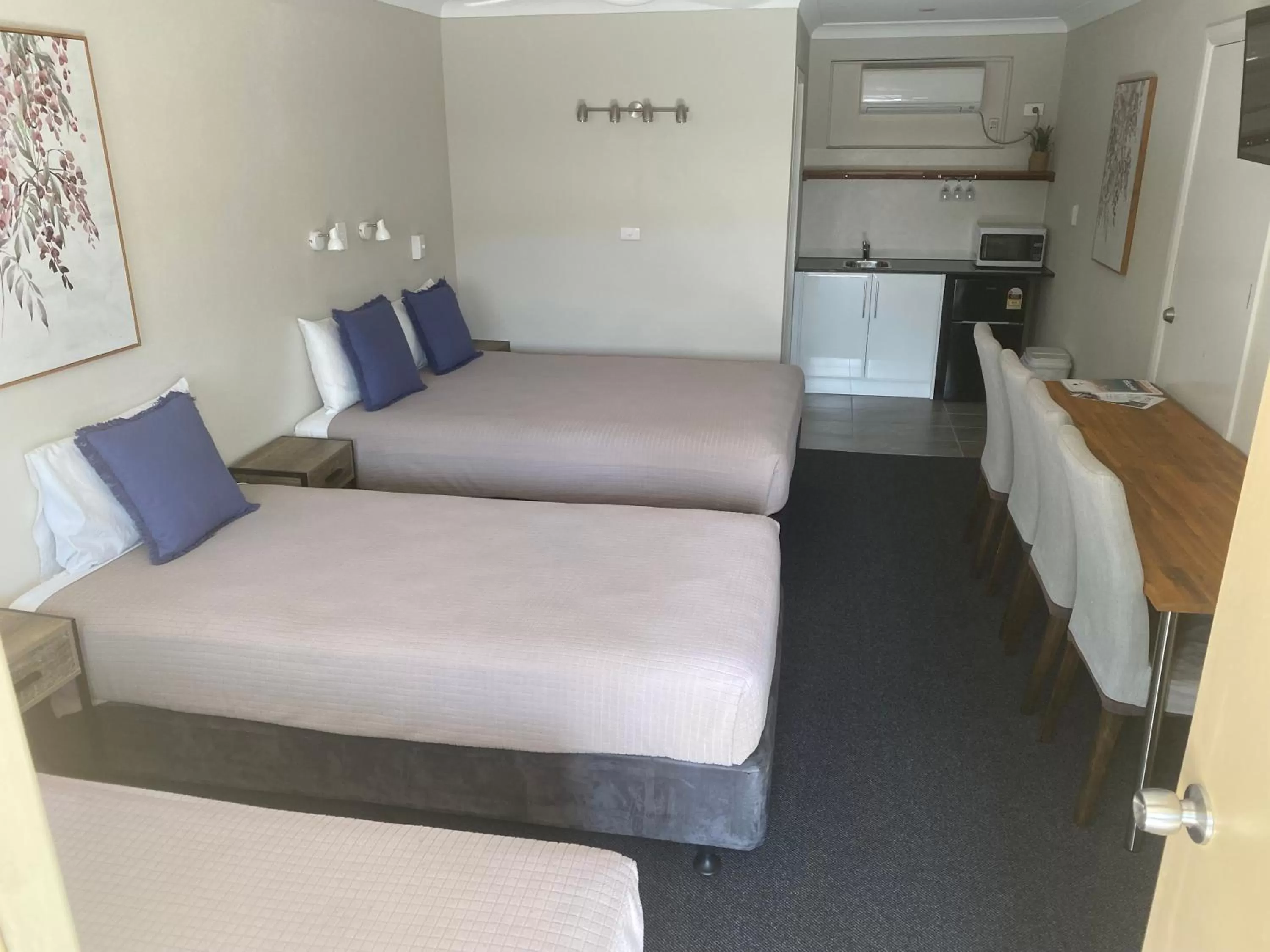 Photo of the whole room, Bed in Woongarra Motel