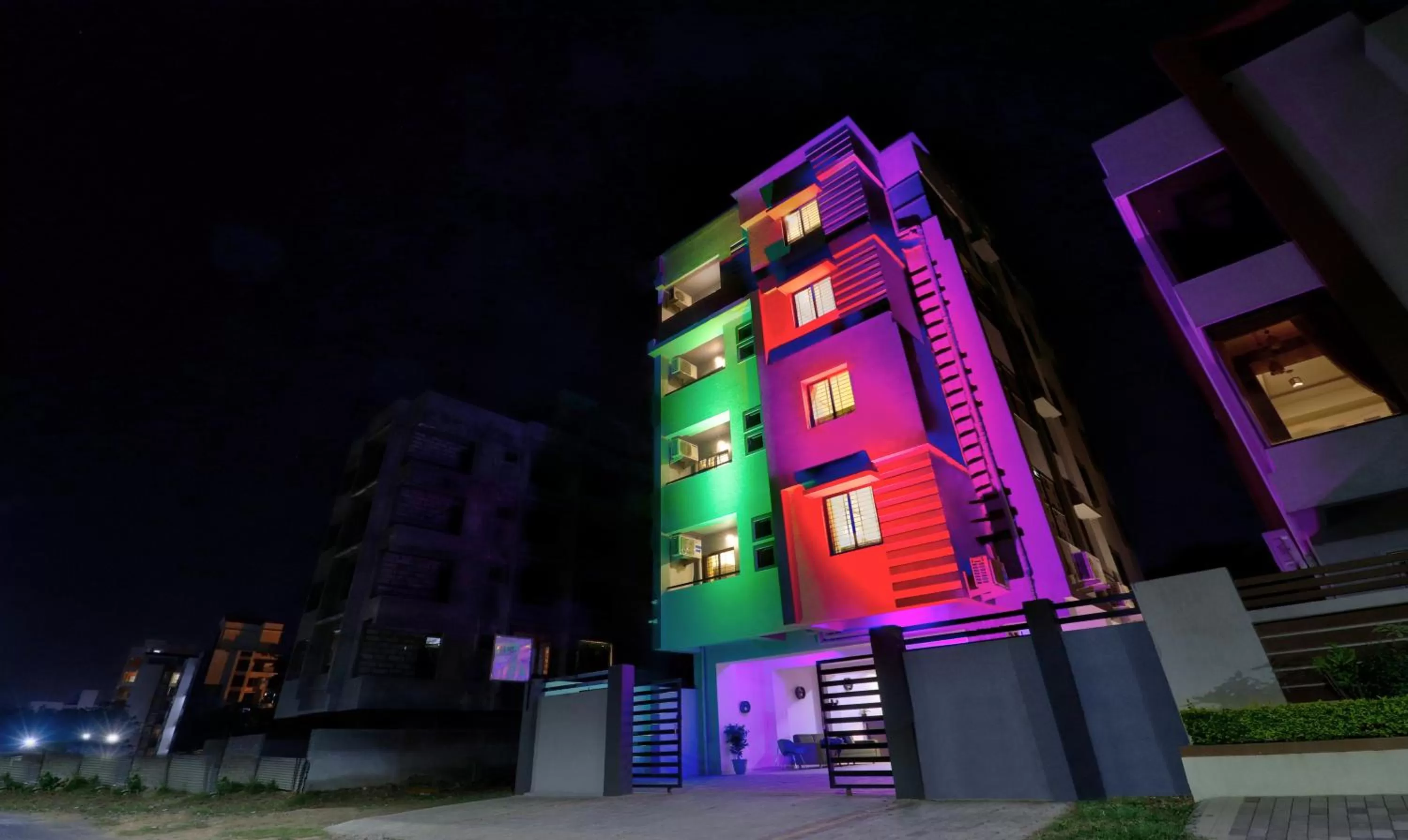 Property building in Itsy Hotels Carnival Inn