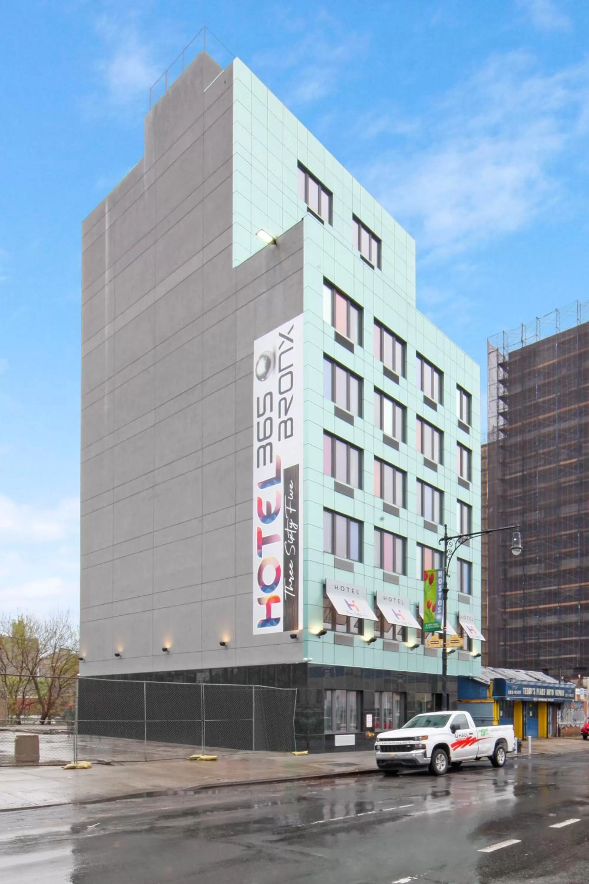 Property building in Hotel 365 Bronx - Yankee Stadium