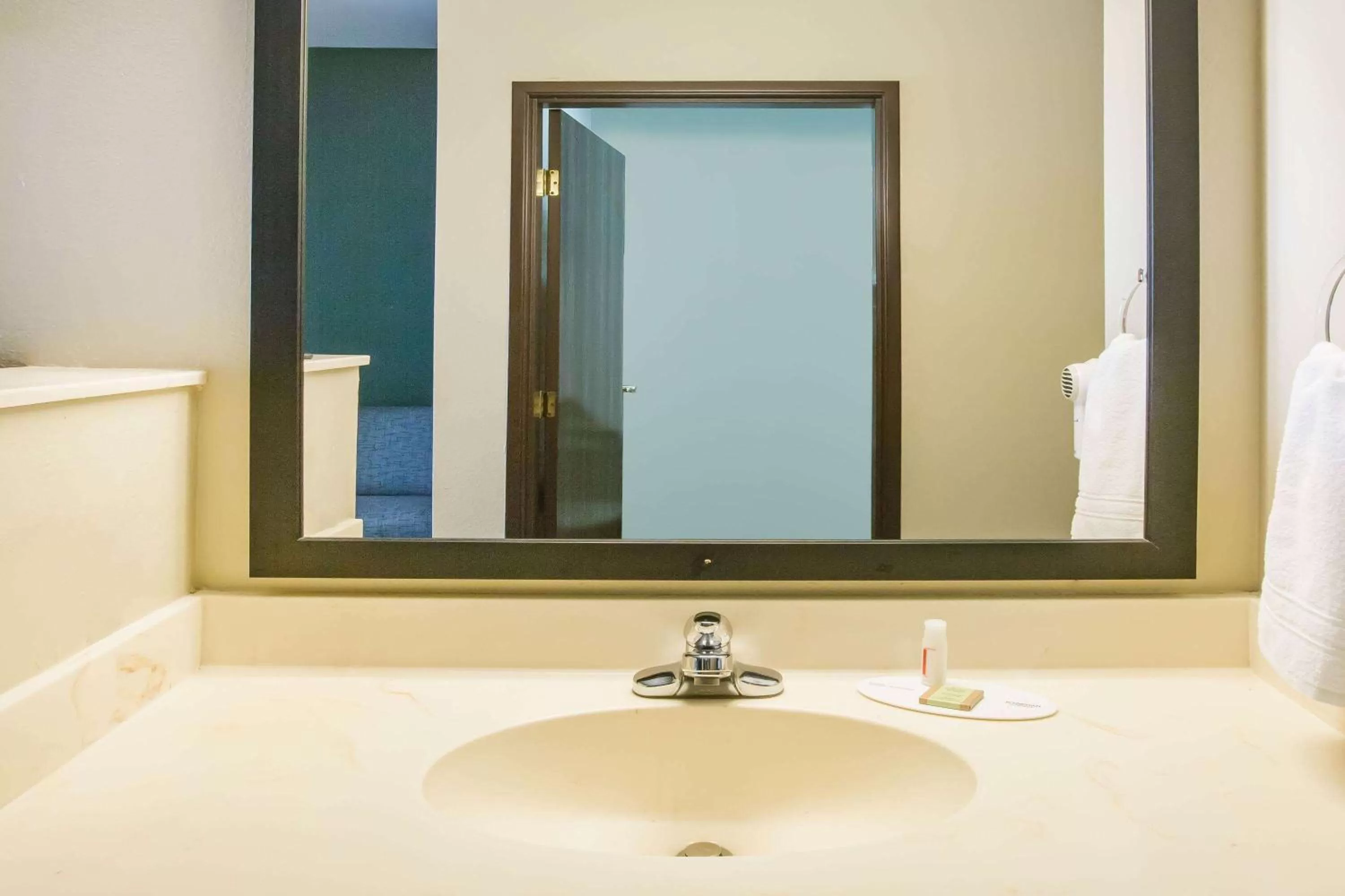 TV and multimedia in Super 8 by Wyndham Port Arthur/Nederland Area