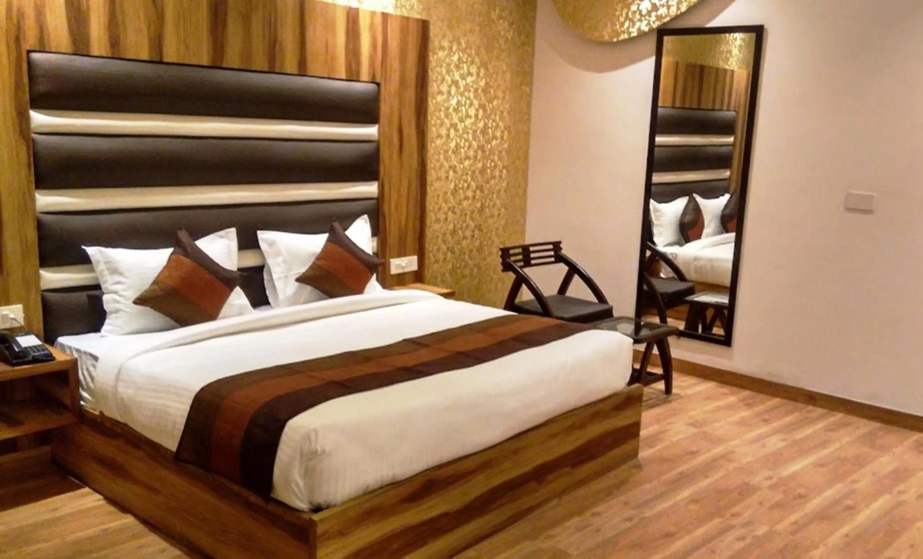 Deluxe Double Room in Crestline Sallow Club