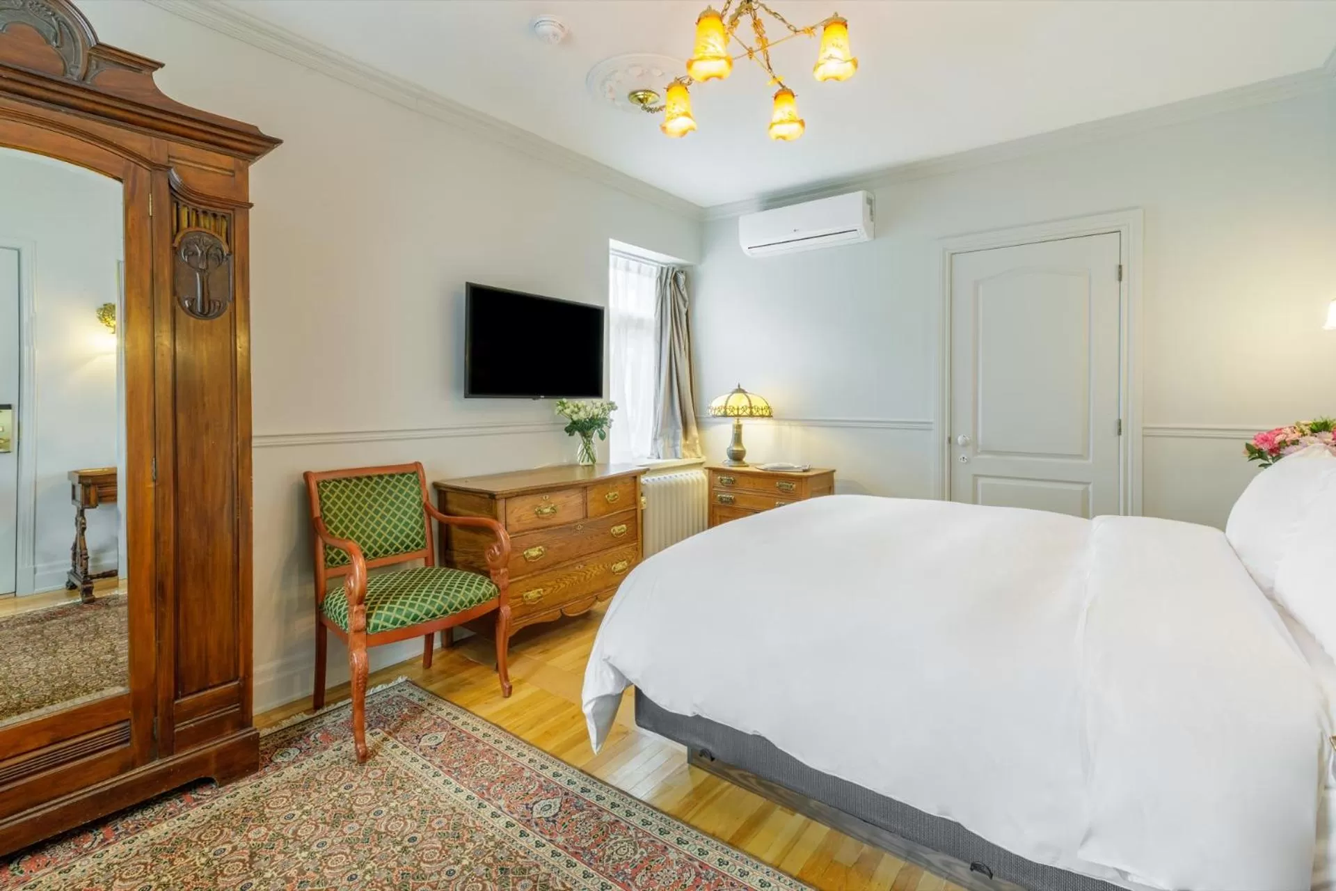 Photo of the whole room, Bed in StoneHaven Le Manoir - Relais & Châteaux