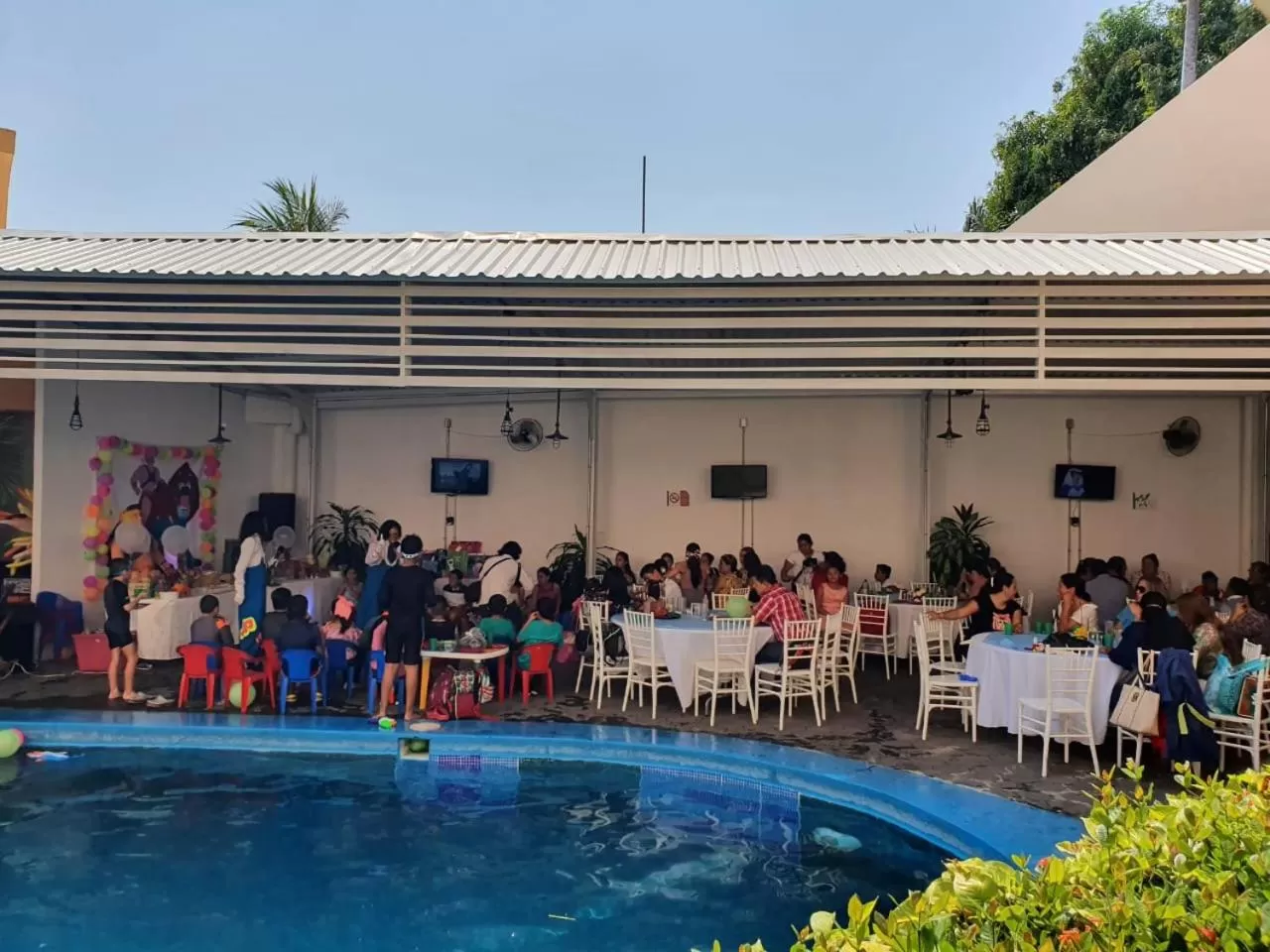 People in Hotel Cabildos