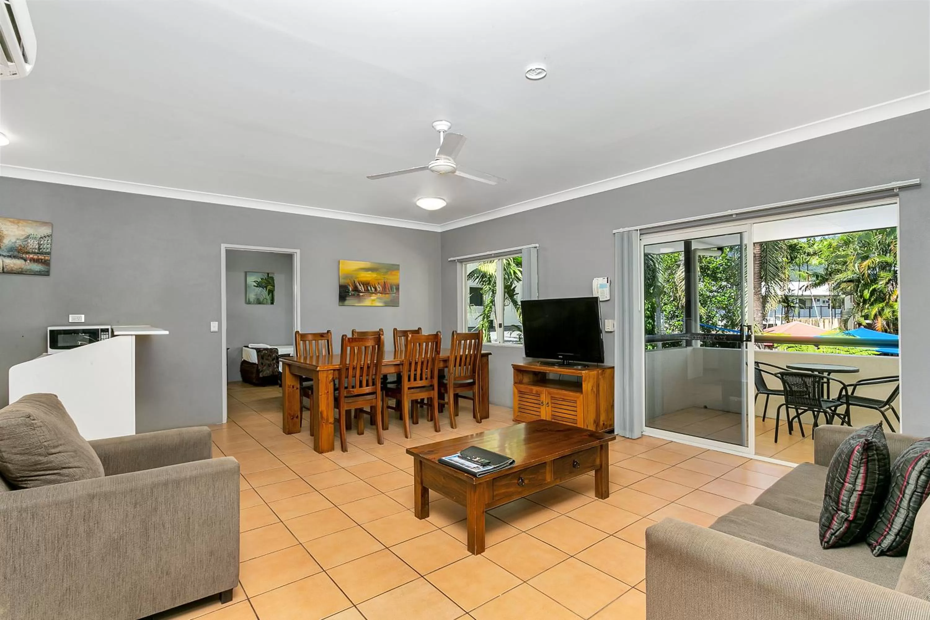 TV and multimedia in Cairns Reef Apartments & Motel