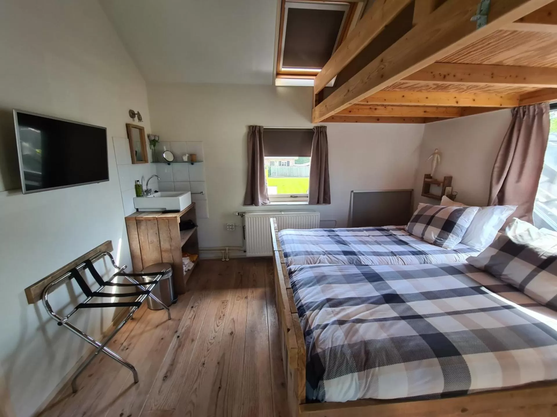 Property building, TV/Entertainment Center in Bed & Breakfast "Aan de Bagijnstraat".