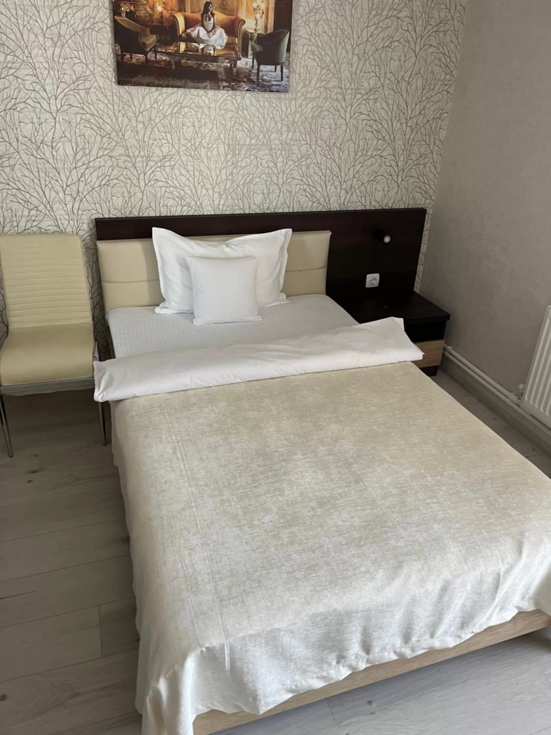 Bedroom, Bed in Elite Hotel