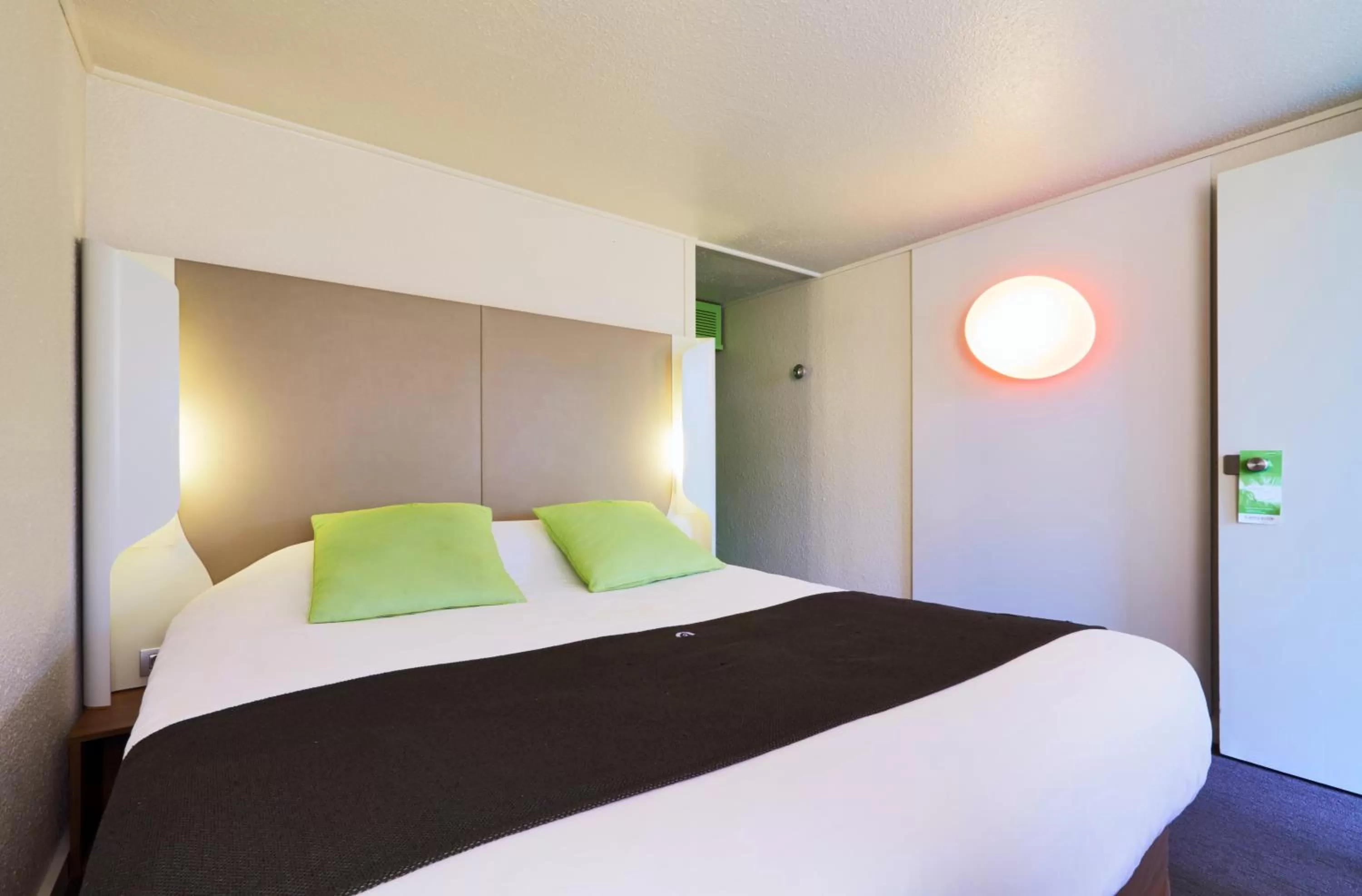 Photo of the whole room, Bed in Campanile Poitiers - Site du Futuroscope