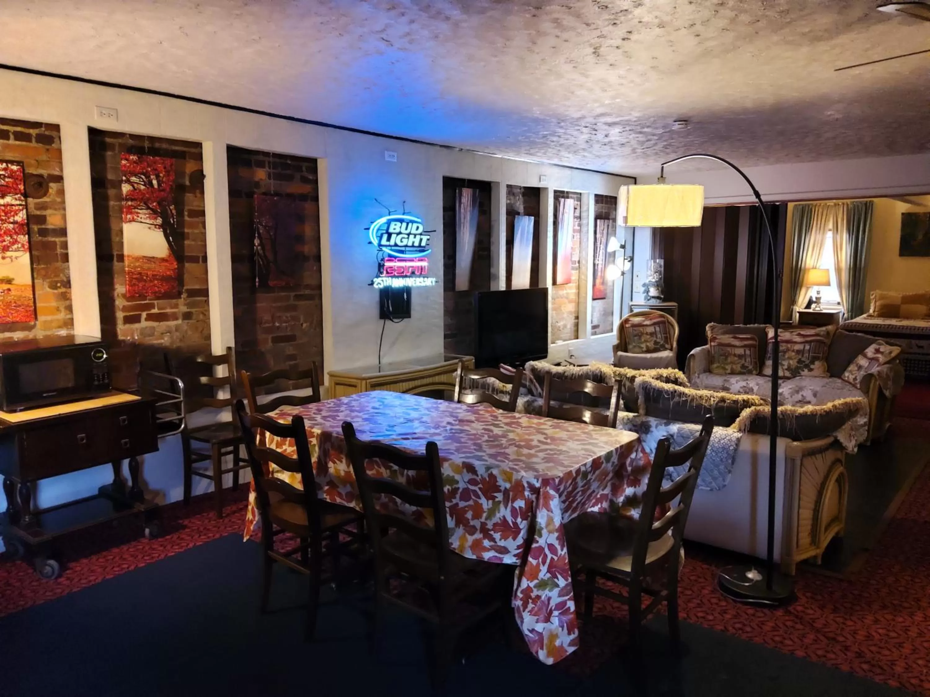 Living room in Rest Stop 6 Inn