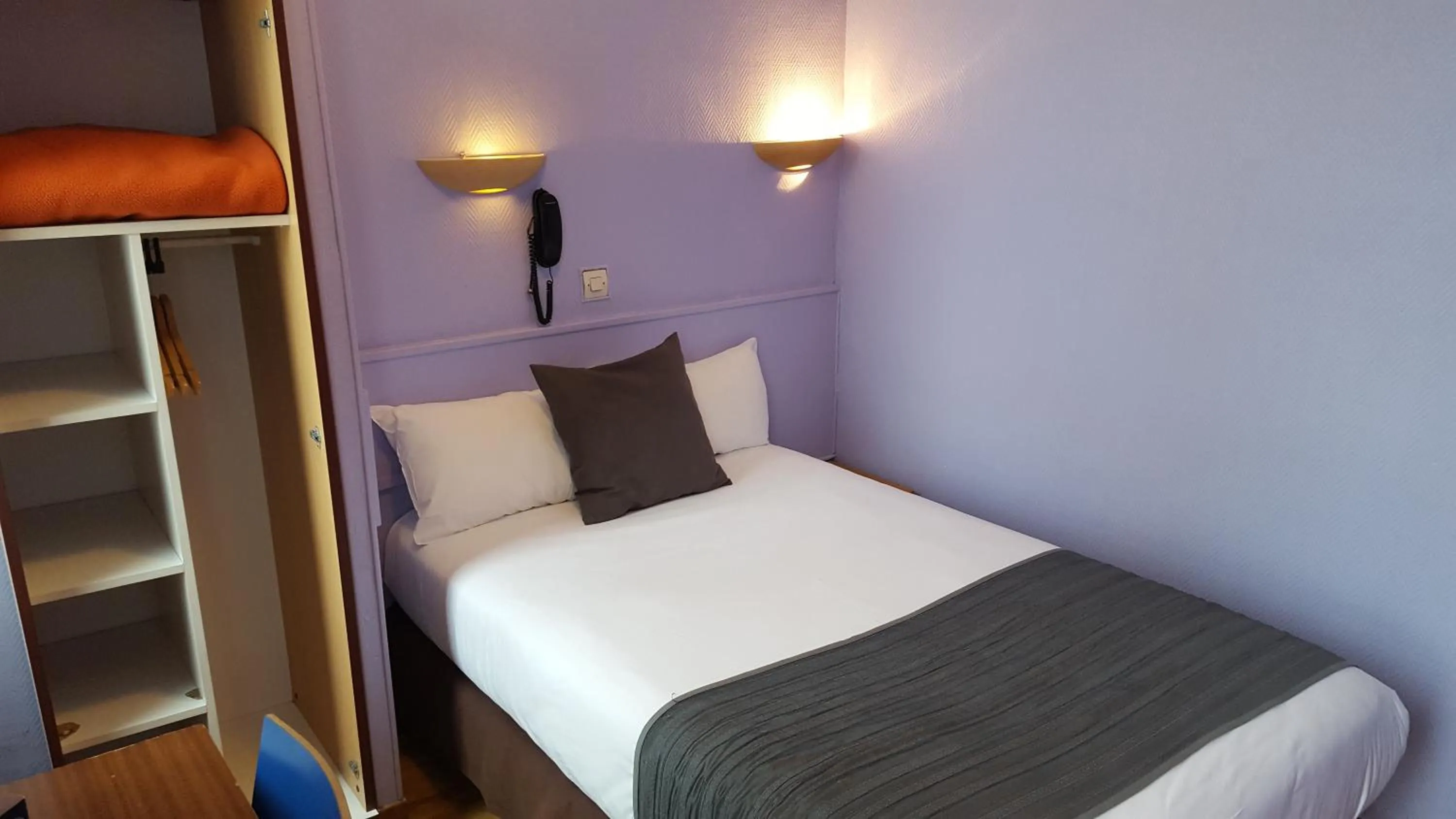 Bedroom, Bed in Le Montclair Montmartre by River