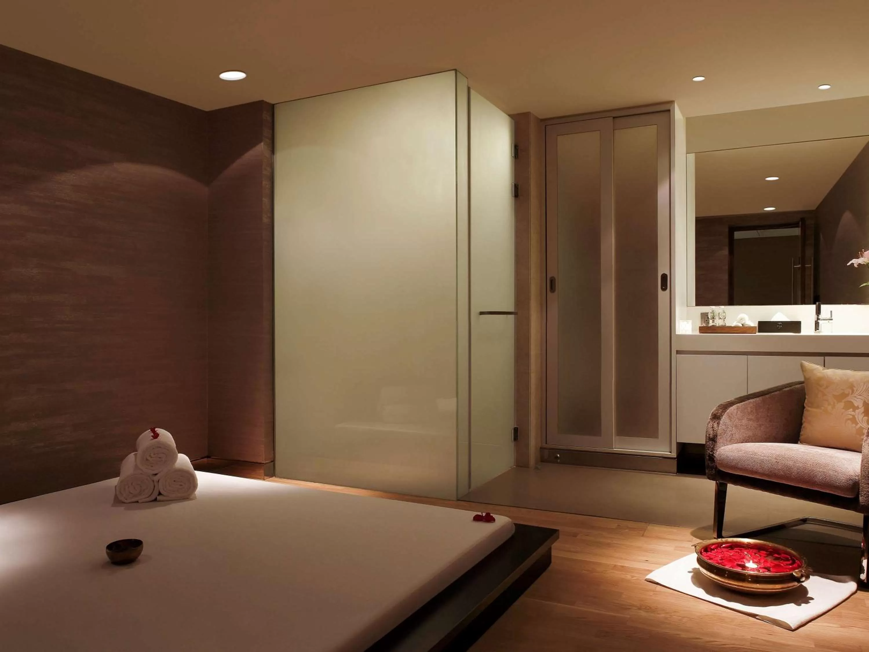 Spa and wellness centre/facilities, Bed in Novotel New Delhi Aerocity