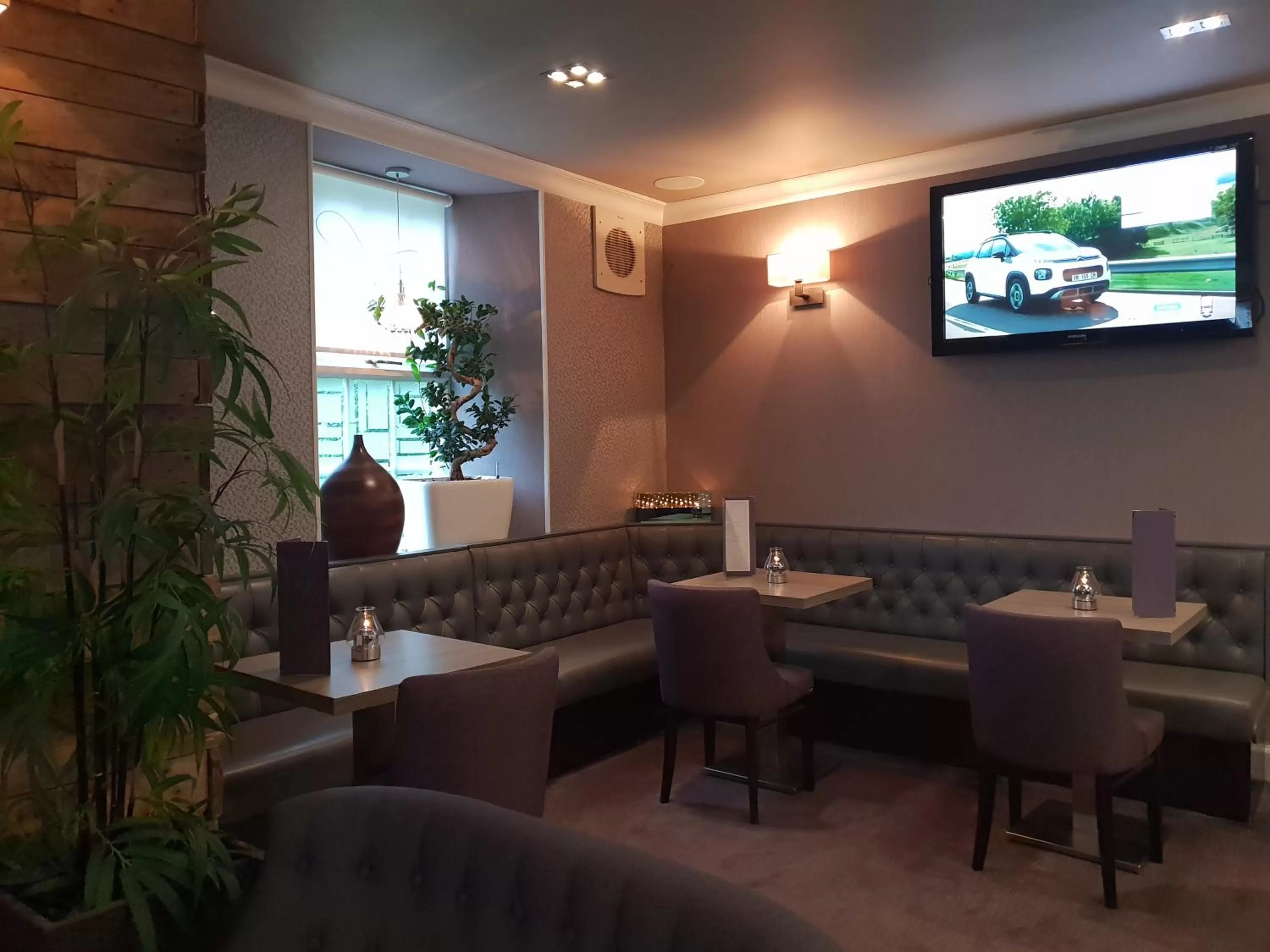 Lounge or bar in The Fairburn Hotel