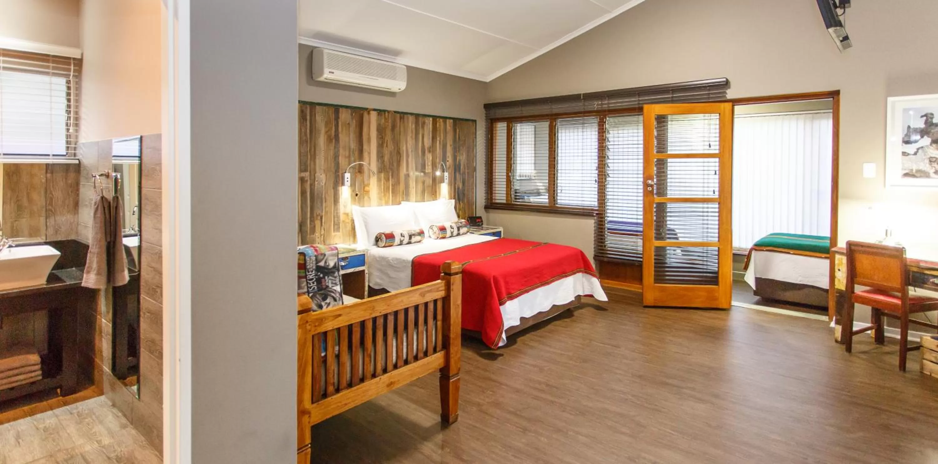 Photo of the whole room, Bed in Miles B&B Guest House