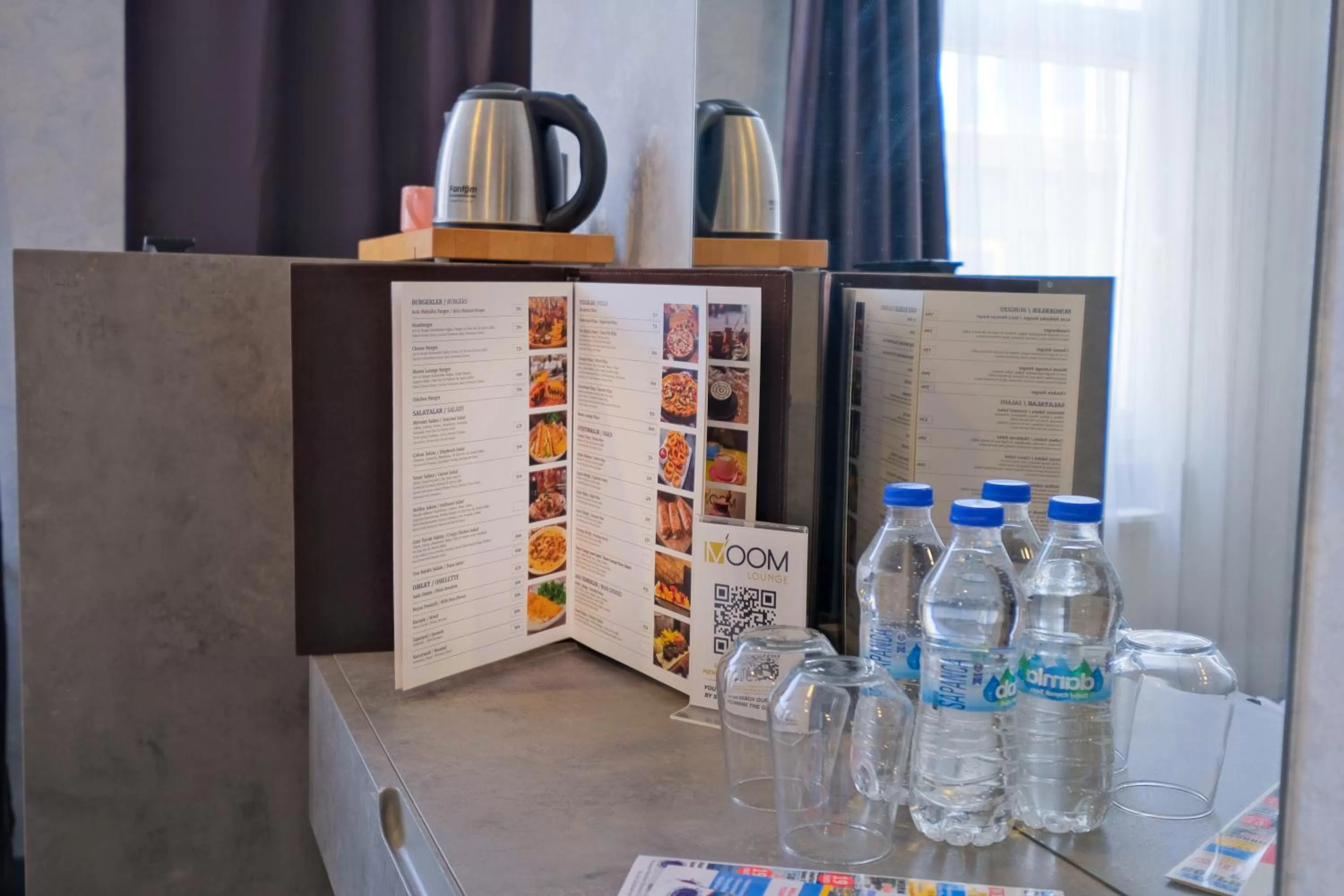 Food and drinks in The Queen Hotel