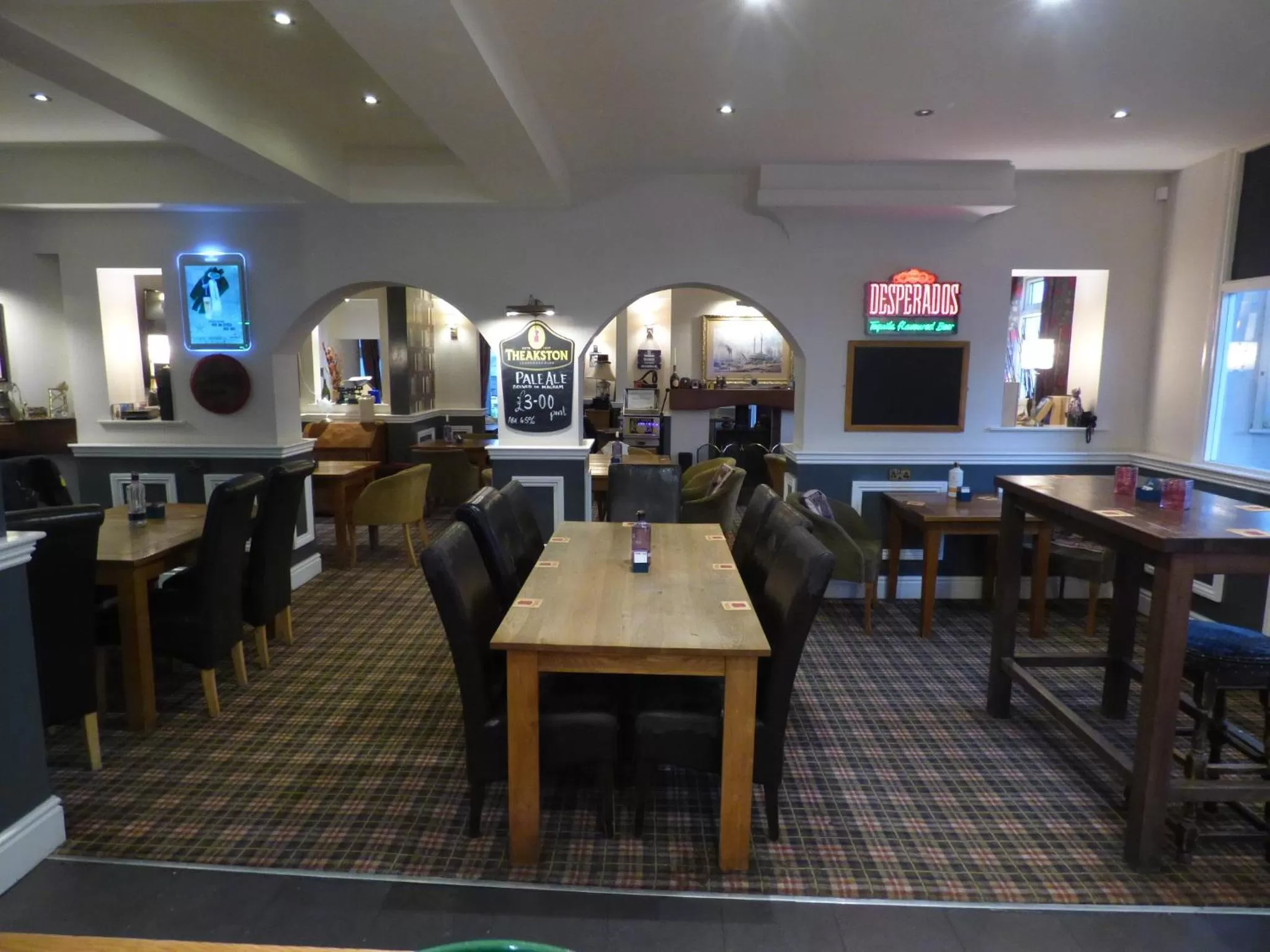 Restaurant/places to eat in Wheldale Hotel
