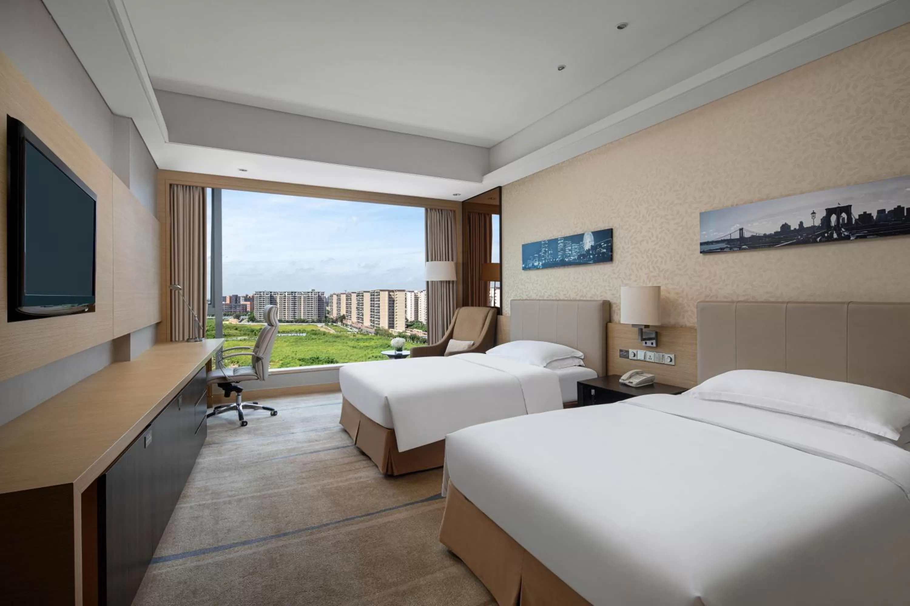 Photo of the whole room, Bed in Crowne Plaza Guangzhou Huadu by IHG