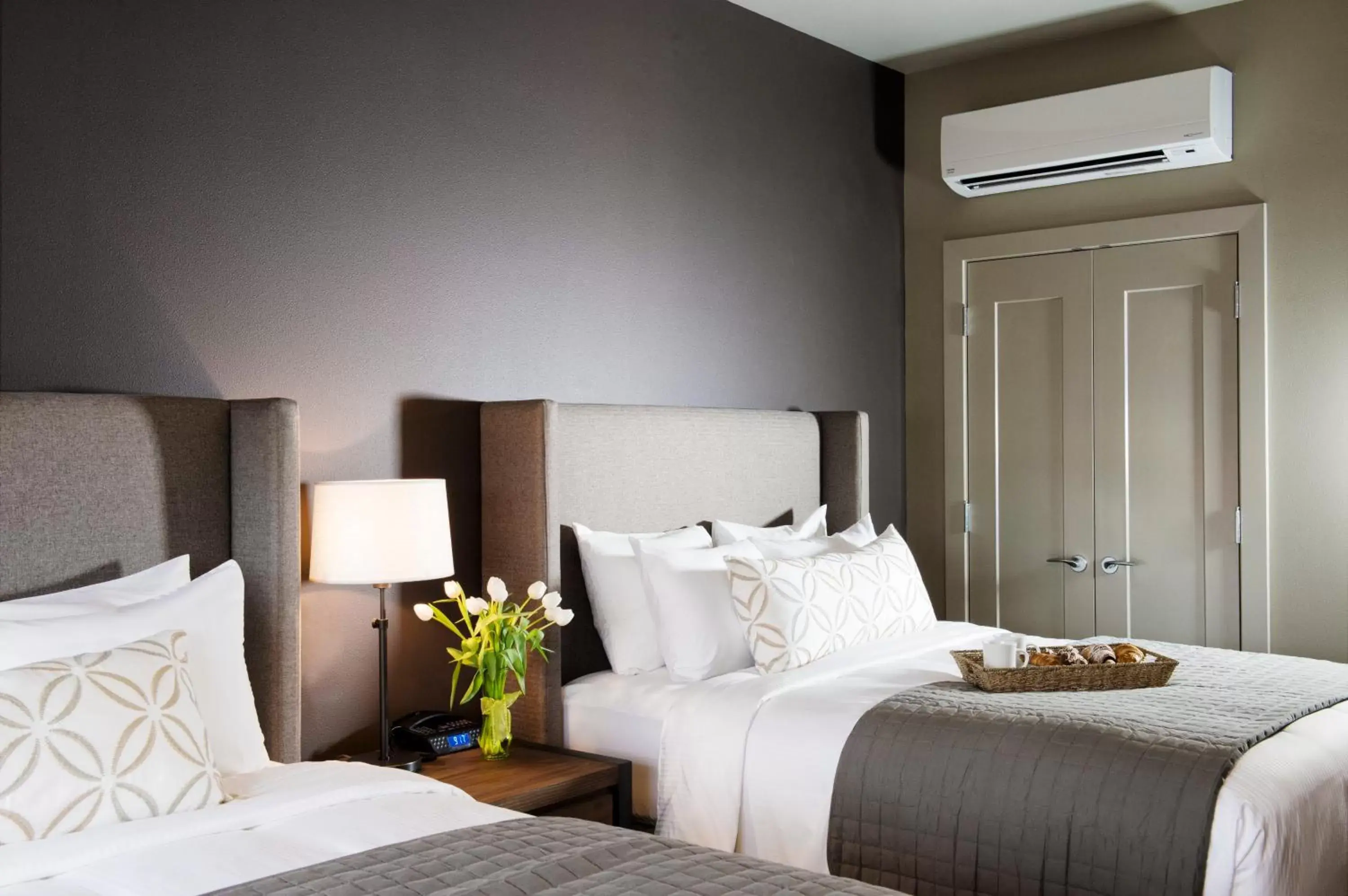 View Queen Room with Two Queen Beds in Inn at Lynden View Queen Room with Two Queen Beds in Inn at Lynden