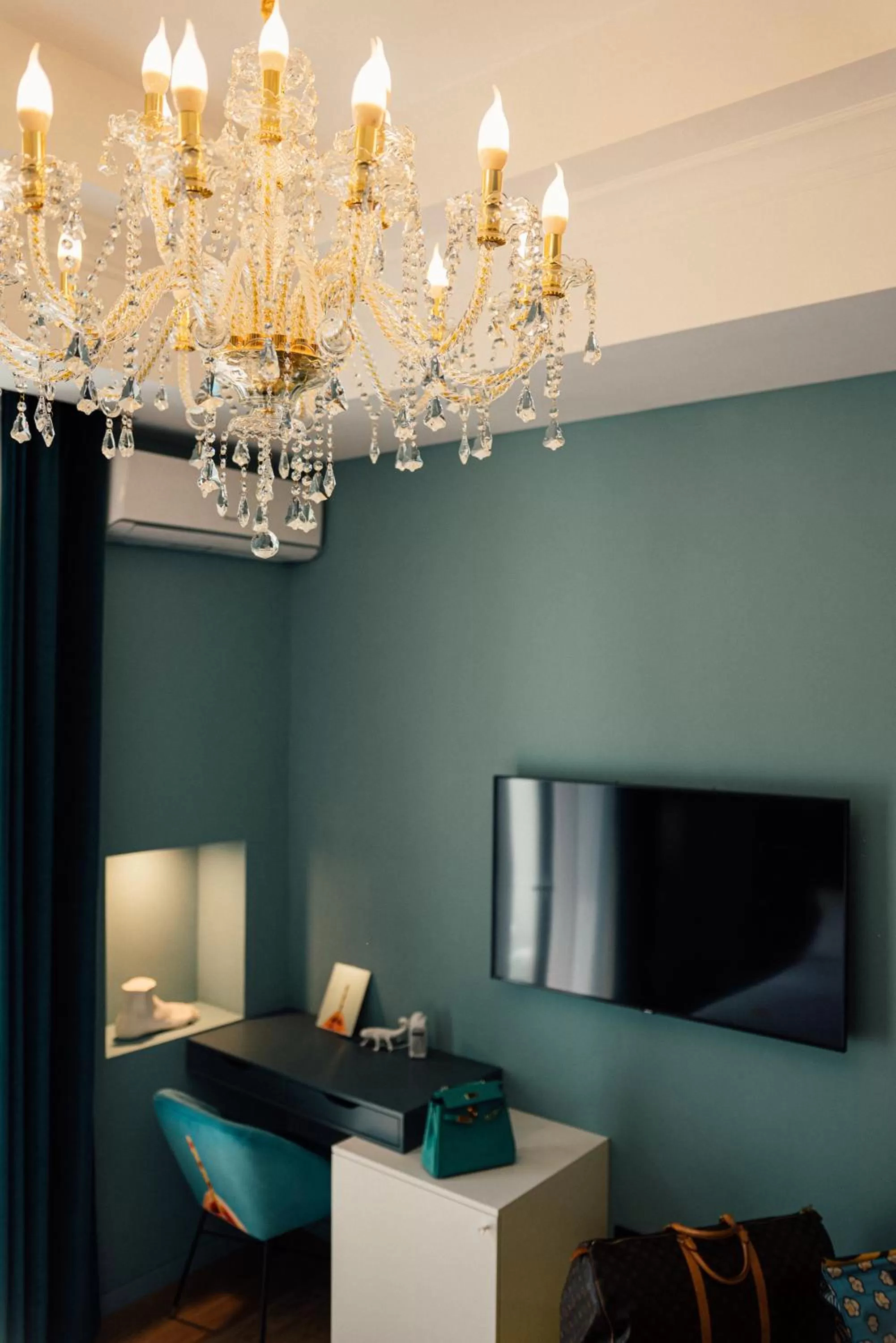 TV and multimedia in Aron Only Suites Bed and Breakfast