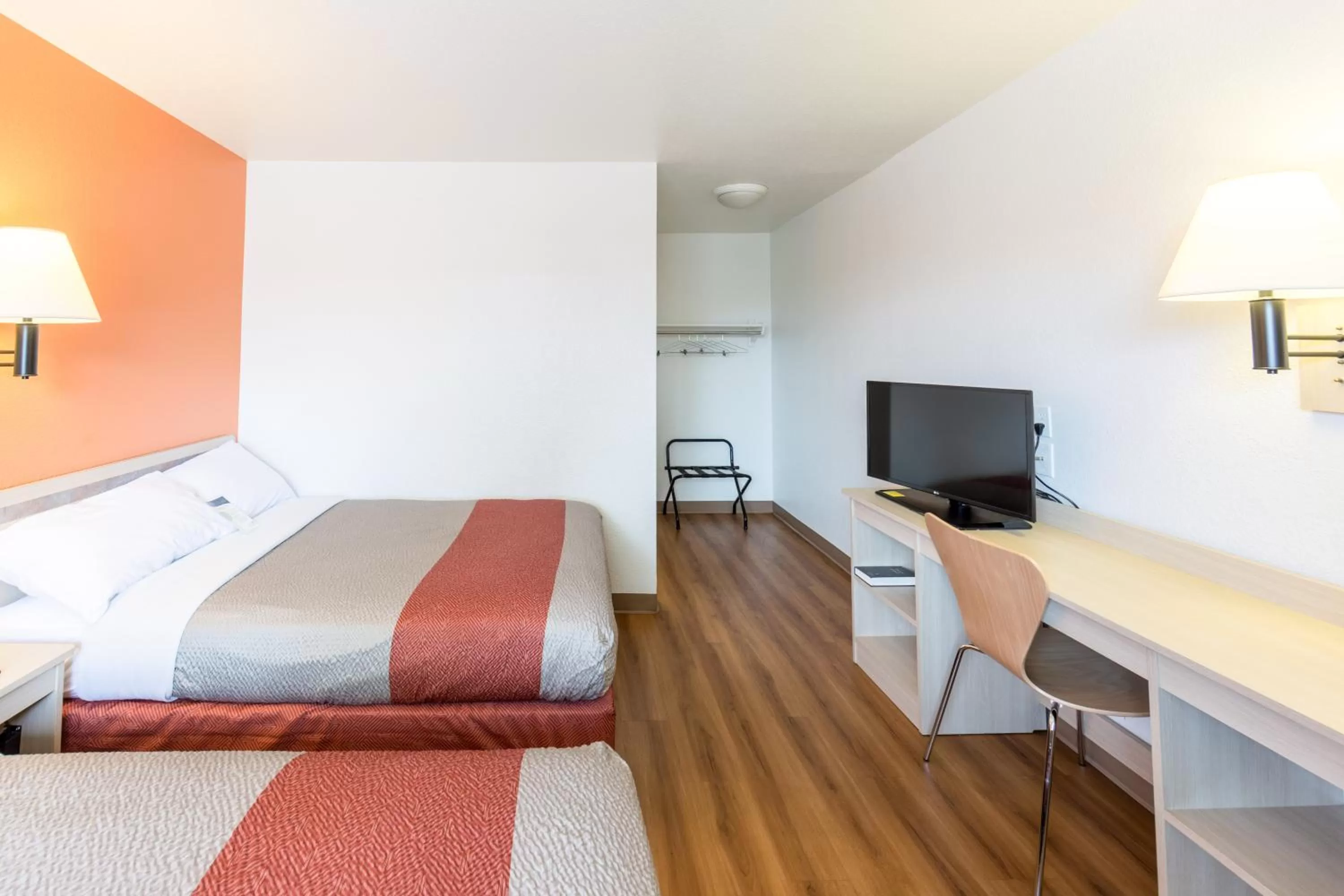 Bedroom, Bed in Motel 6-Klamath Falls, OR