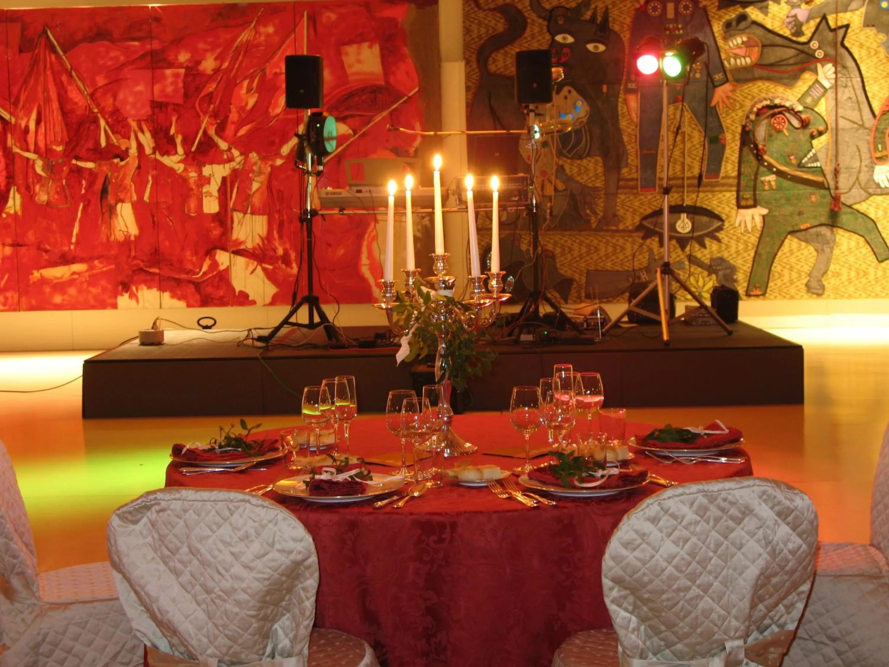 Restaurant/places to eat in Wall Art Hotel & Residence