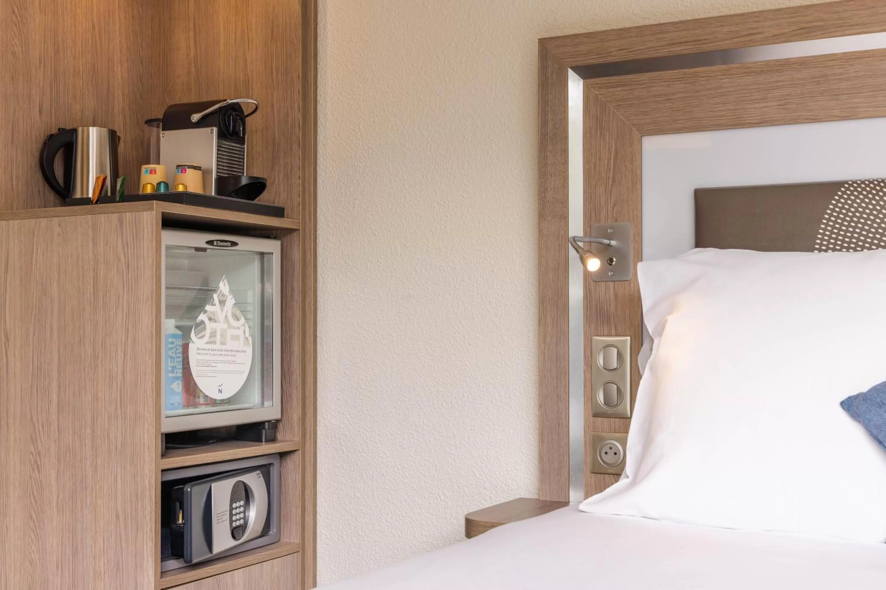 Coffee/tea facilities, Bed in Novotel Senart Golf De Greenparc