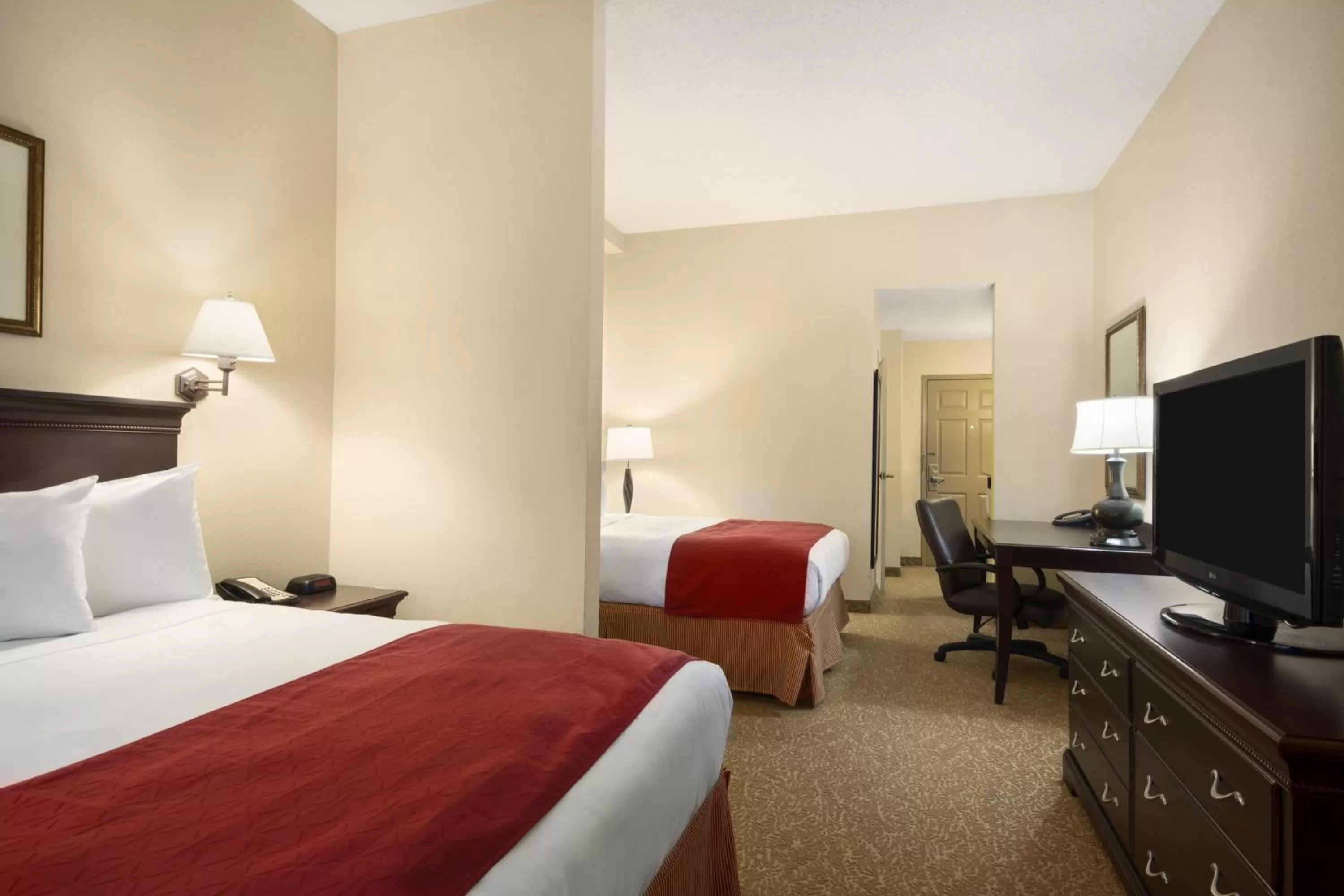 Photo of the whole room, Bed in Country Inn & Suites by Radisson, Norcross, GA
