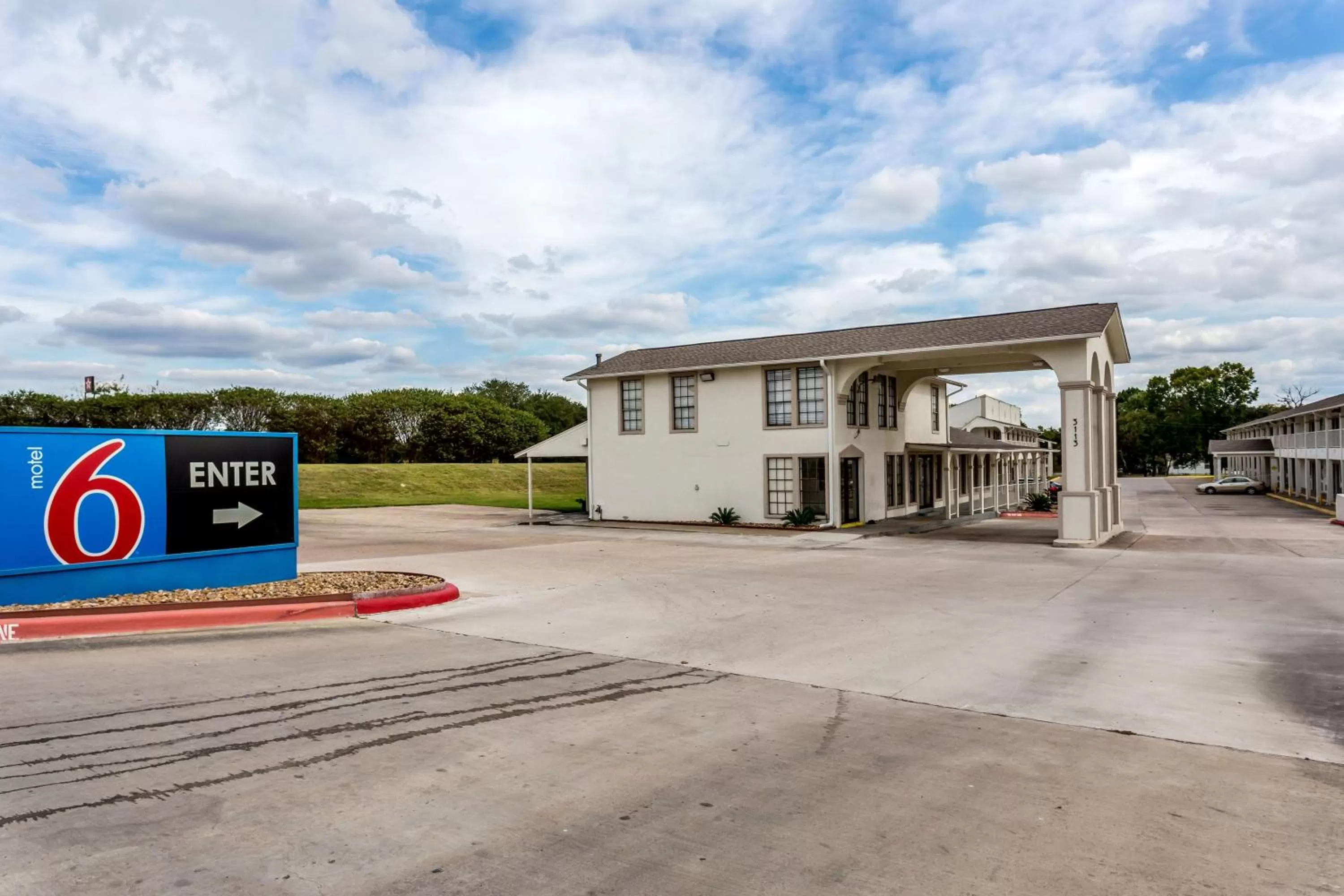 Property building in Motel 6-Bryan, TX - College Station