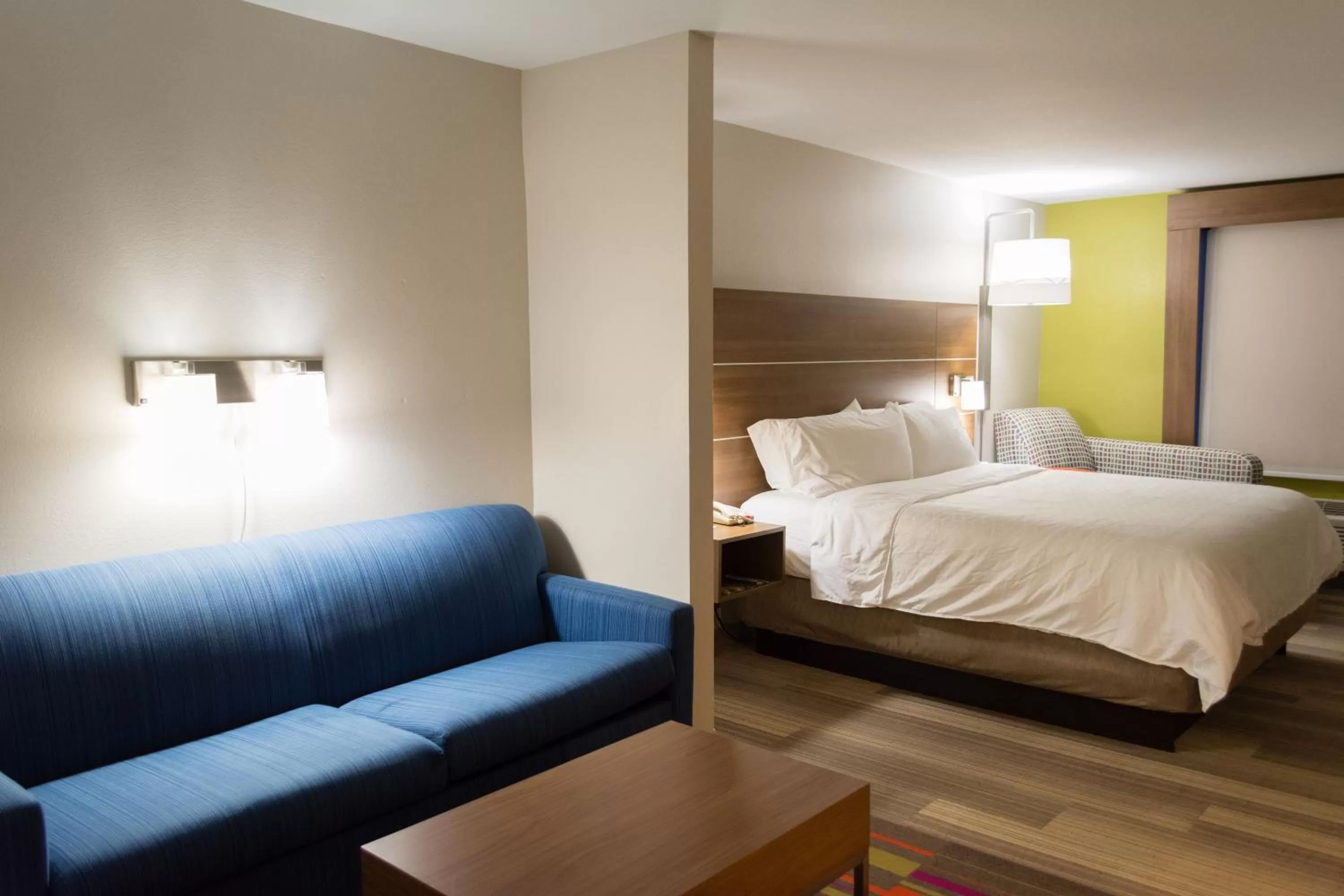 Photo of the whole room, Bed in Holiday Inn Express Hotel & Suites Muskogee by IHG