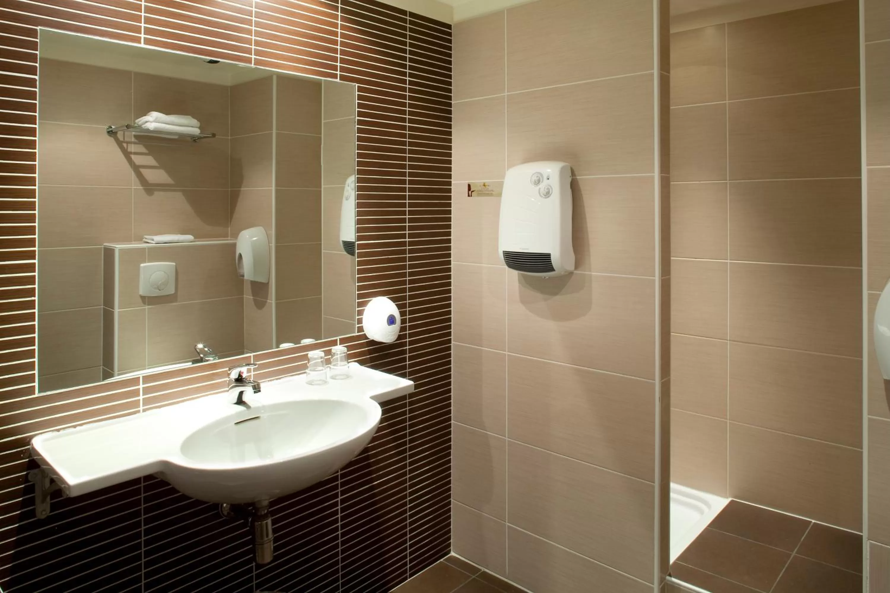 Bathroom in Cit'Hotel Criden