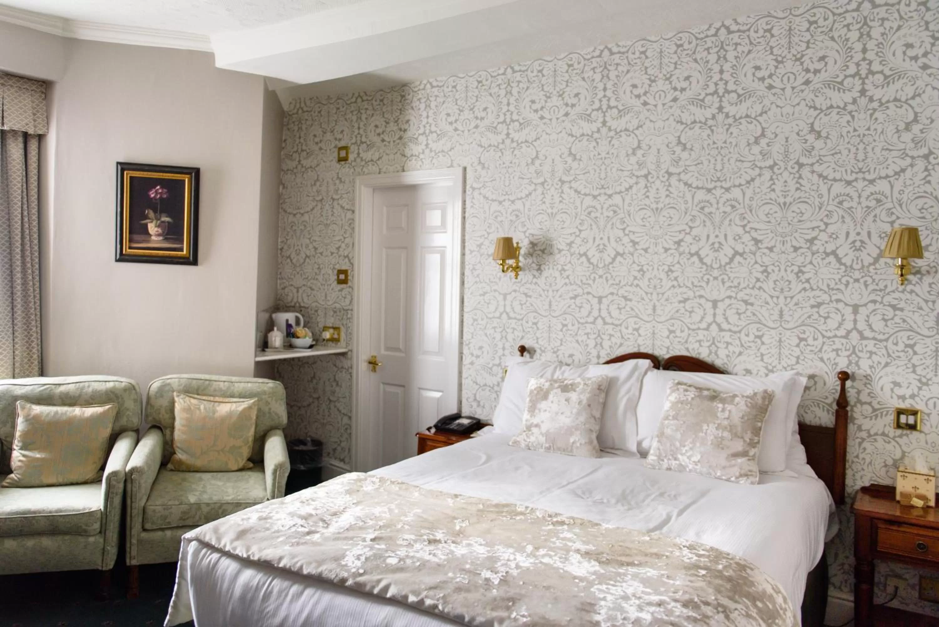 Bedroom, Bed in Old Hall Hotel