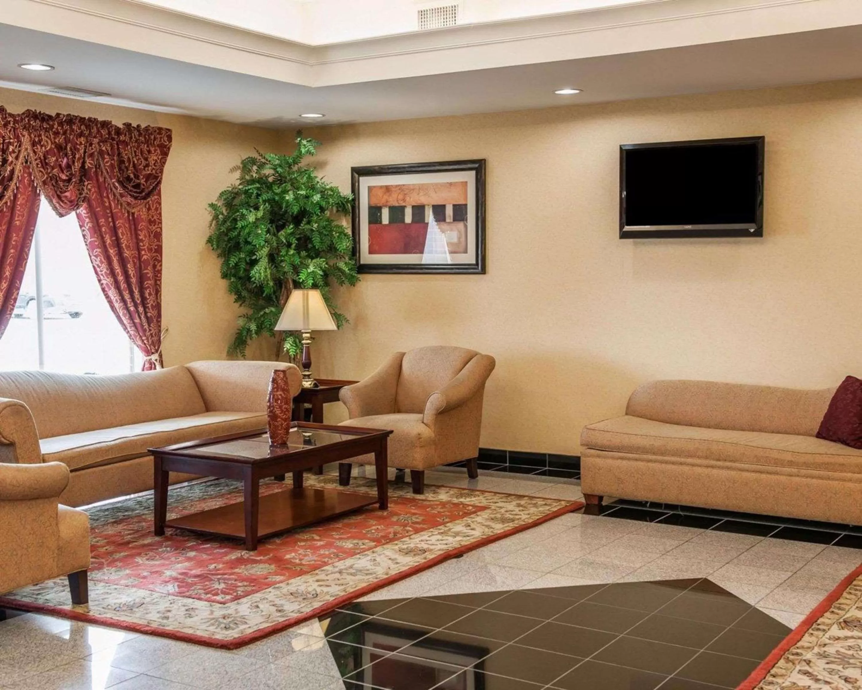 Lobby or reception in Comfort Suites near Indianapolis Airport