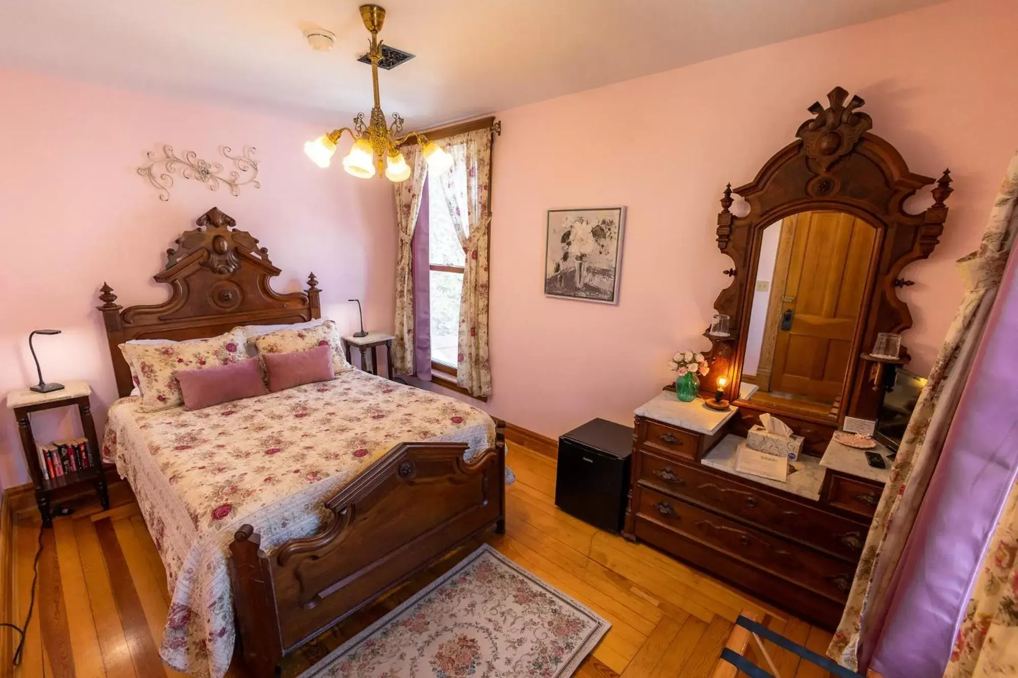 Queen Room with Shared Bathroom in 1899 Inn Queen Room with Shared Bathroom in 1899 Inn