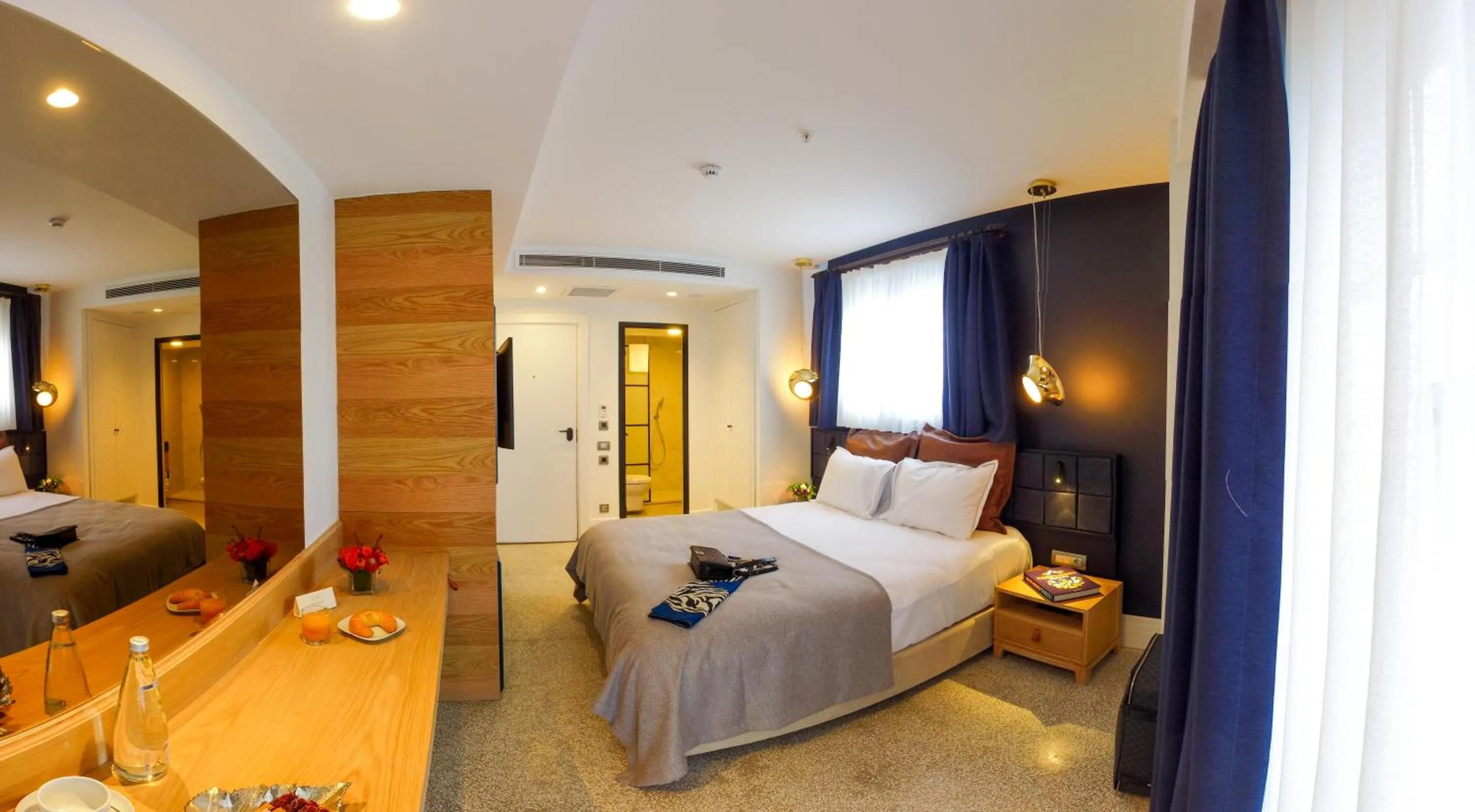 Photo of the whole room, Bed in Maroon Tomtom