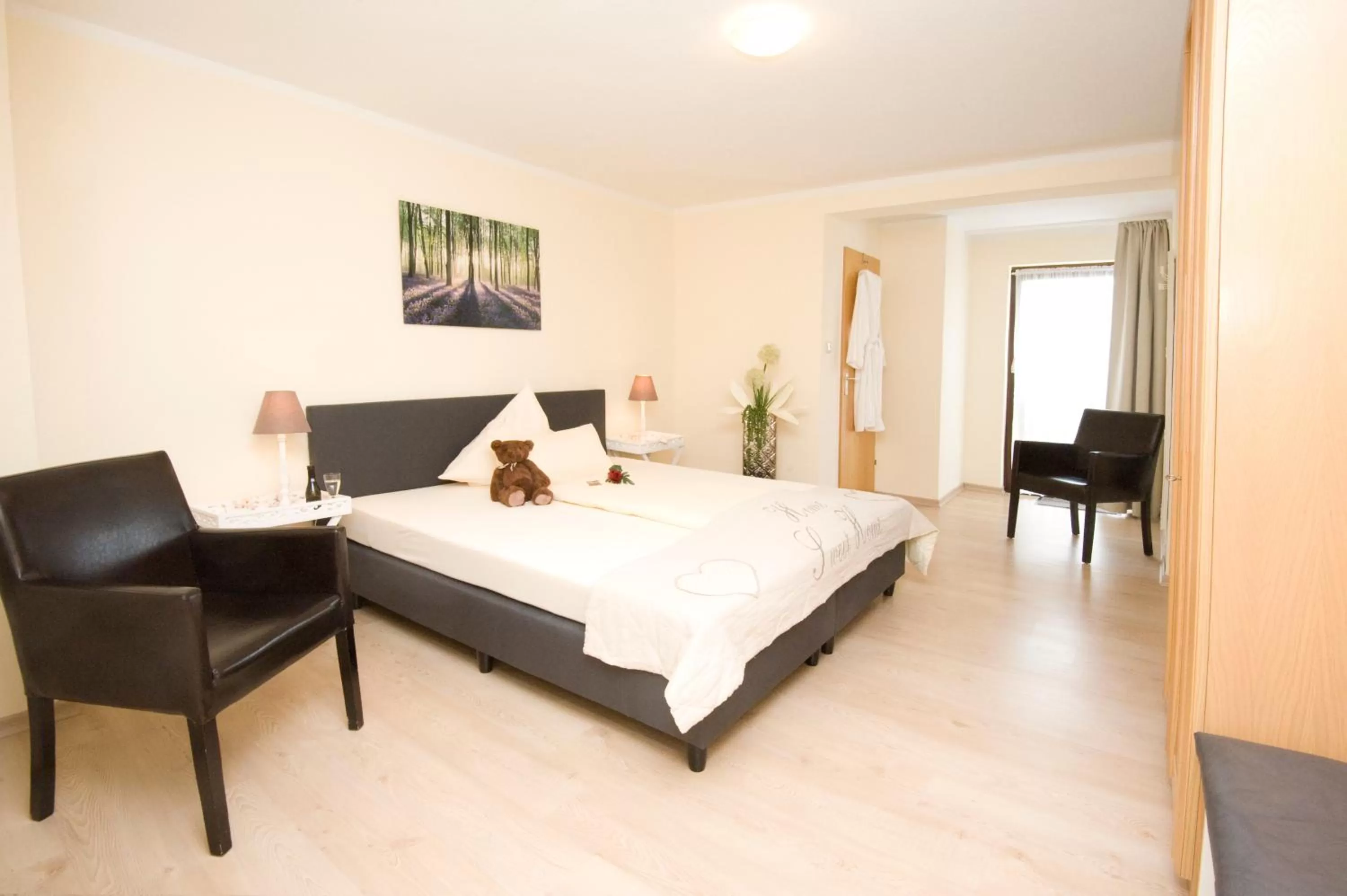 Day, Bed in Hotel Garni Zum Grünen Baum