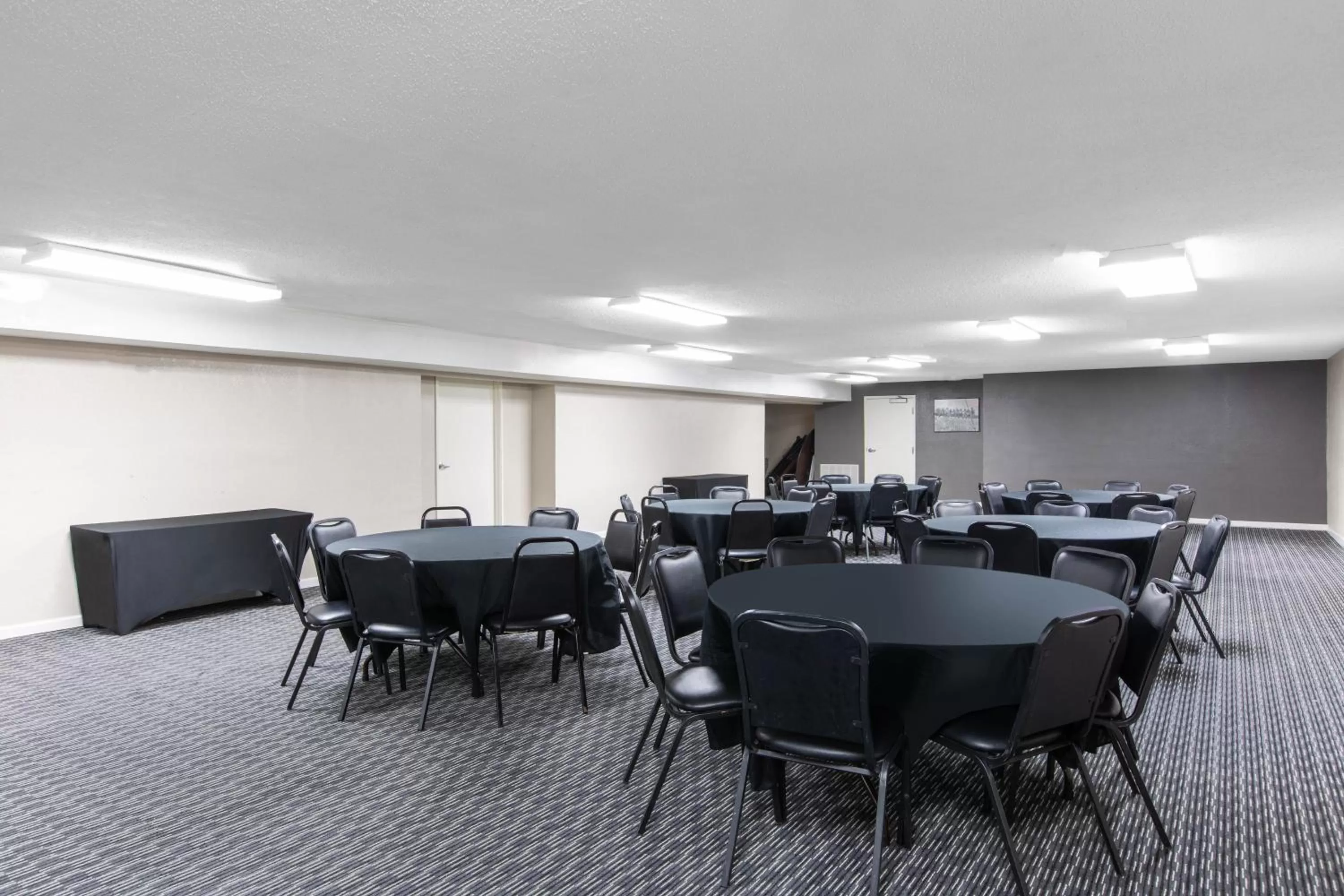 Meeting/conference room in La Quinta by Wyndham Blue Springs
