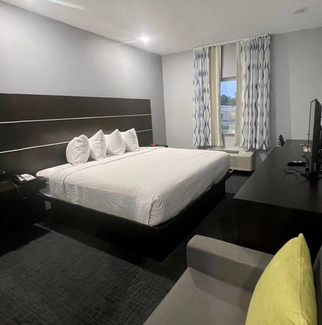 Photo of the whole room, Bed in Days Inn by Wyndham Zachary LA