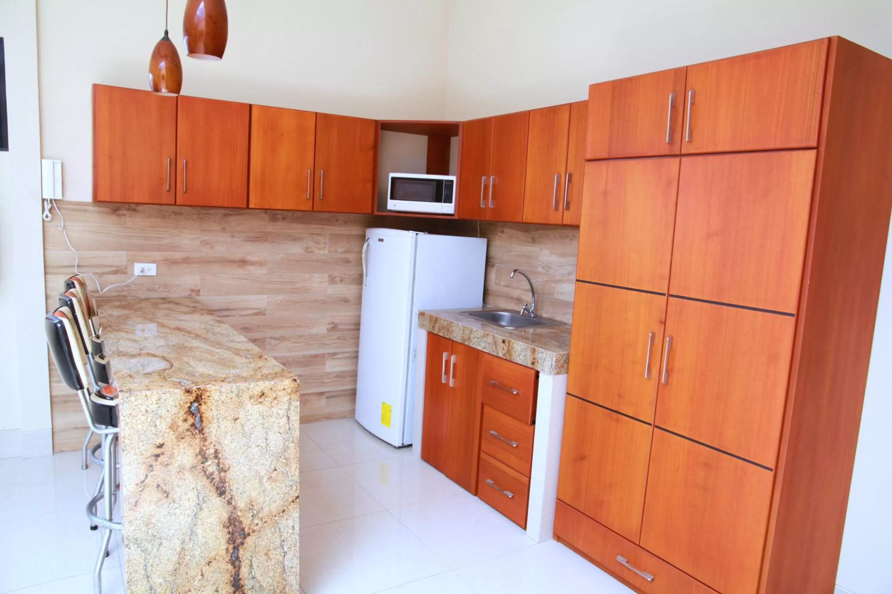 Communal kitchen in Hotel Apart Guayaquil Aeropuerto