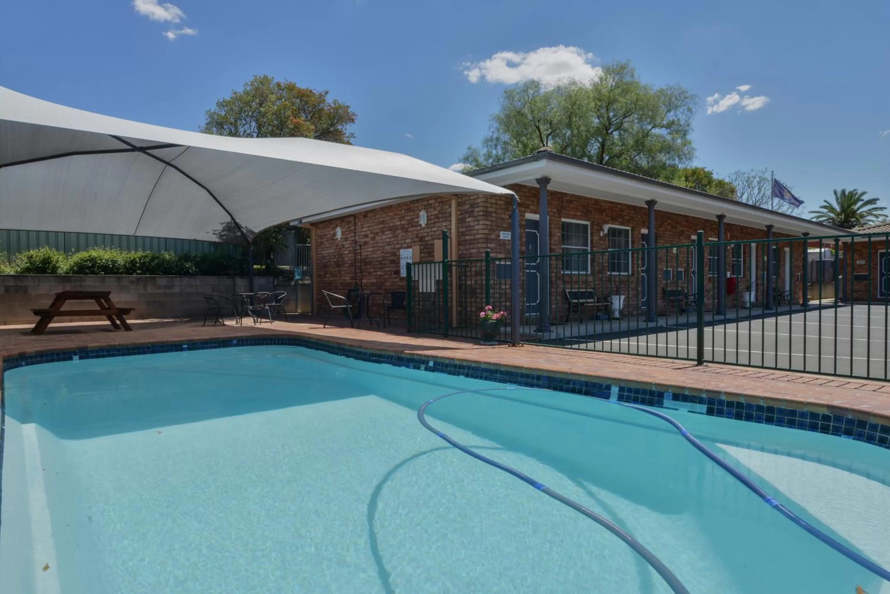 Swimming pool in Cadman Motor Inn and Apartments