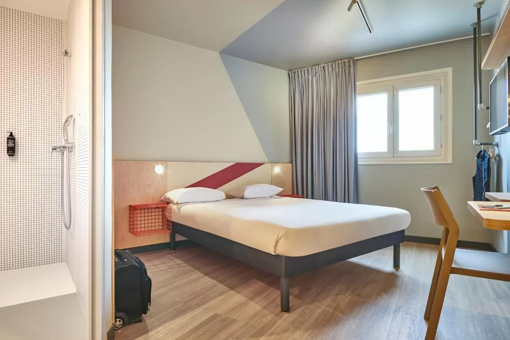 Bedroom, Bed in ibis budget Paris Porte d'Aubervilliers