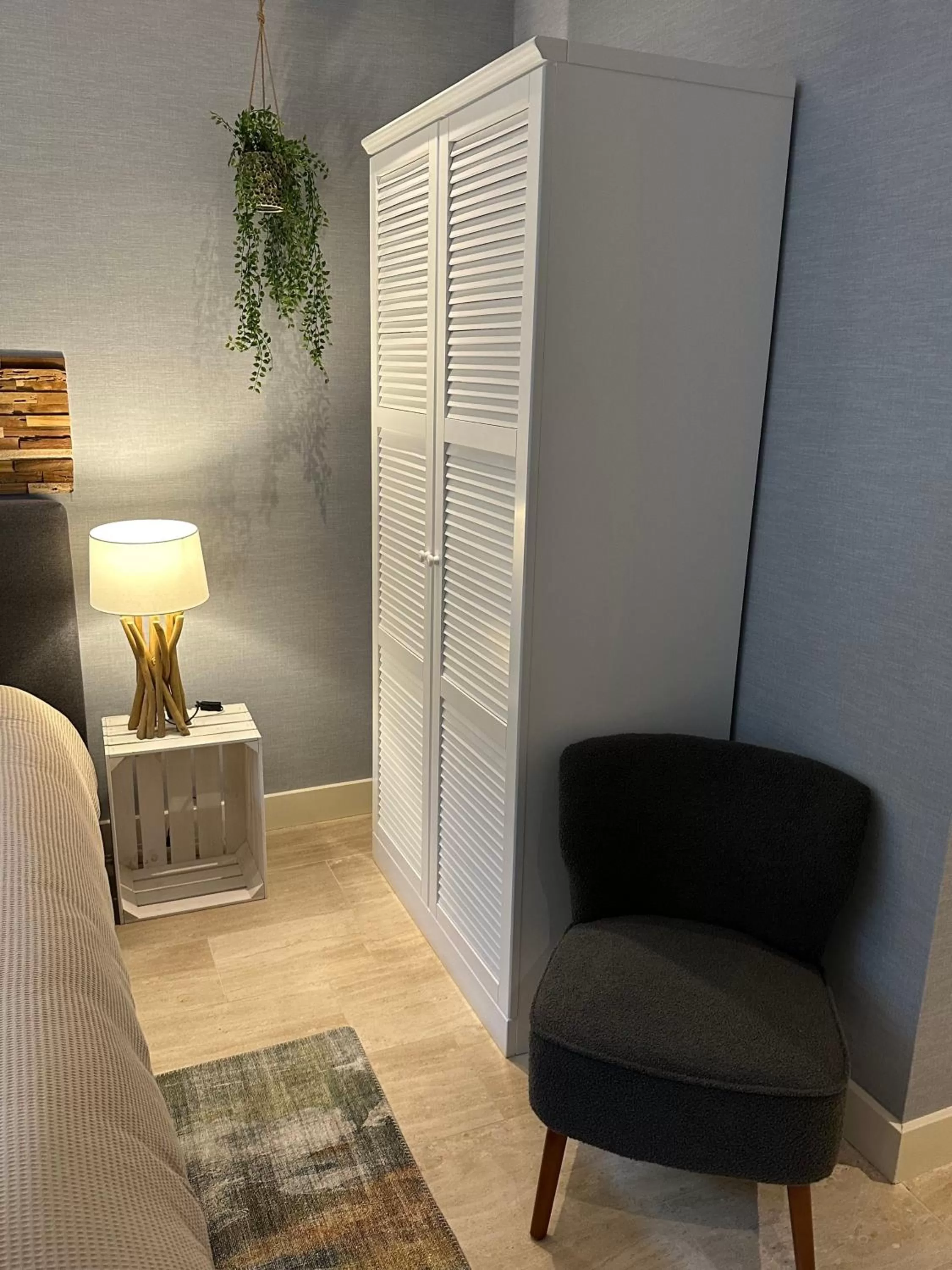 wardrobe, Seating Area in Heaven in East B&B