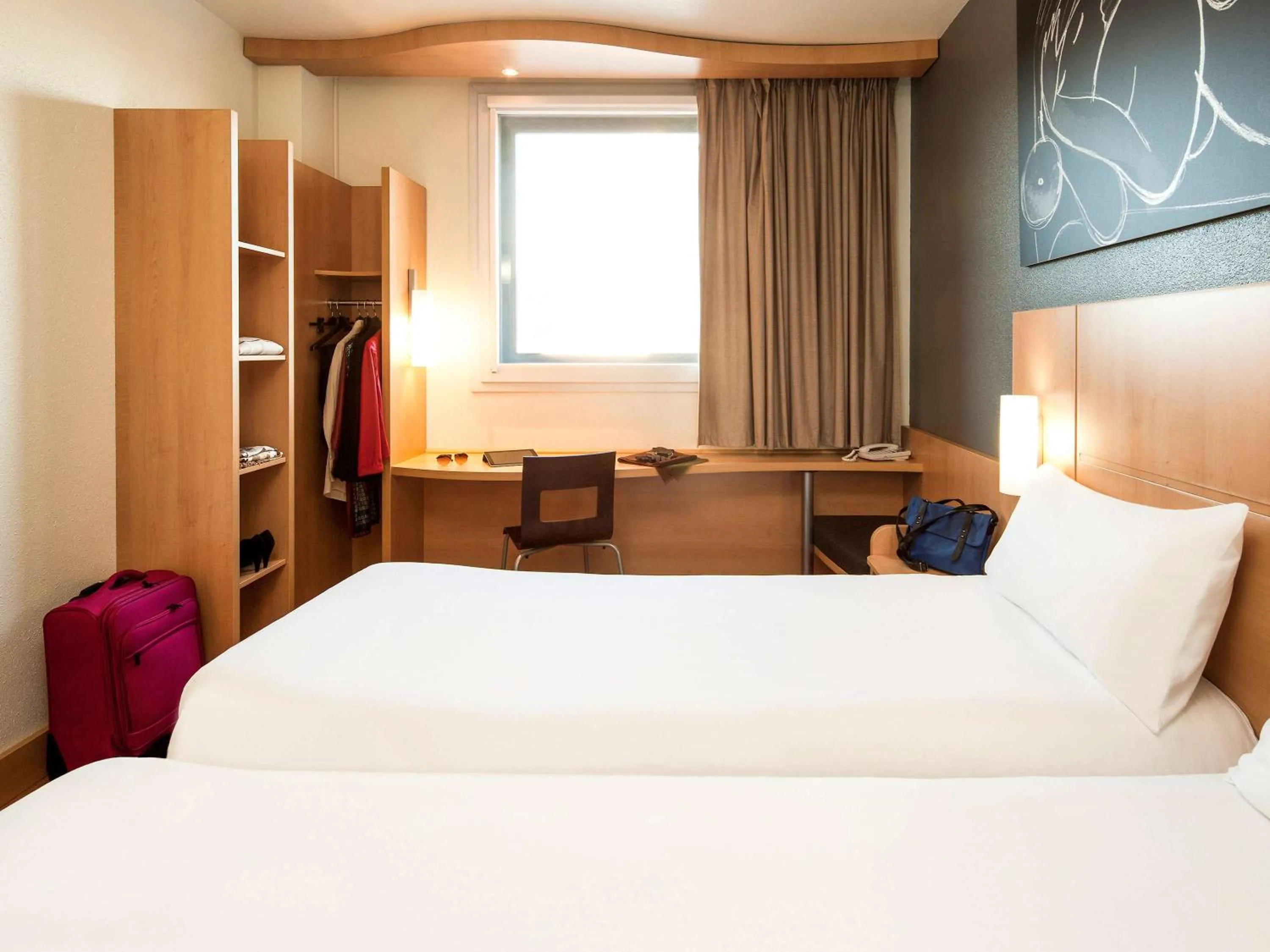 Photo of the whole room, Bed in Ibis Barcelona Meridiana