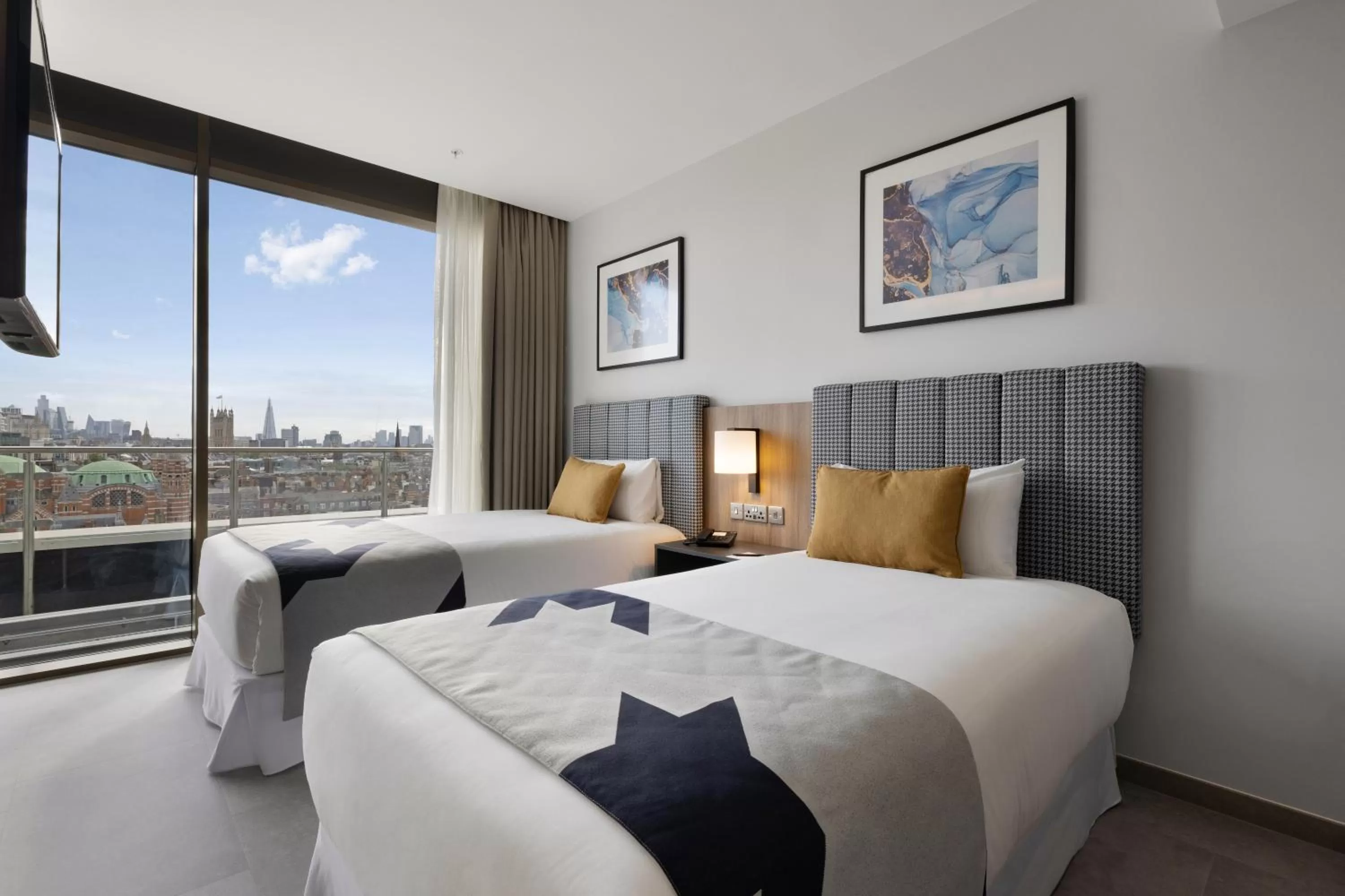 Bed in Riu Plaza London Victoria