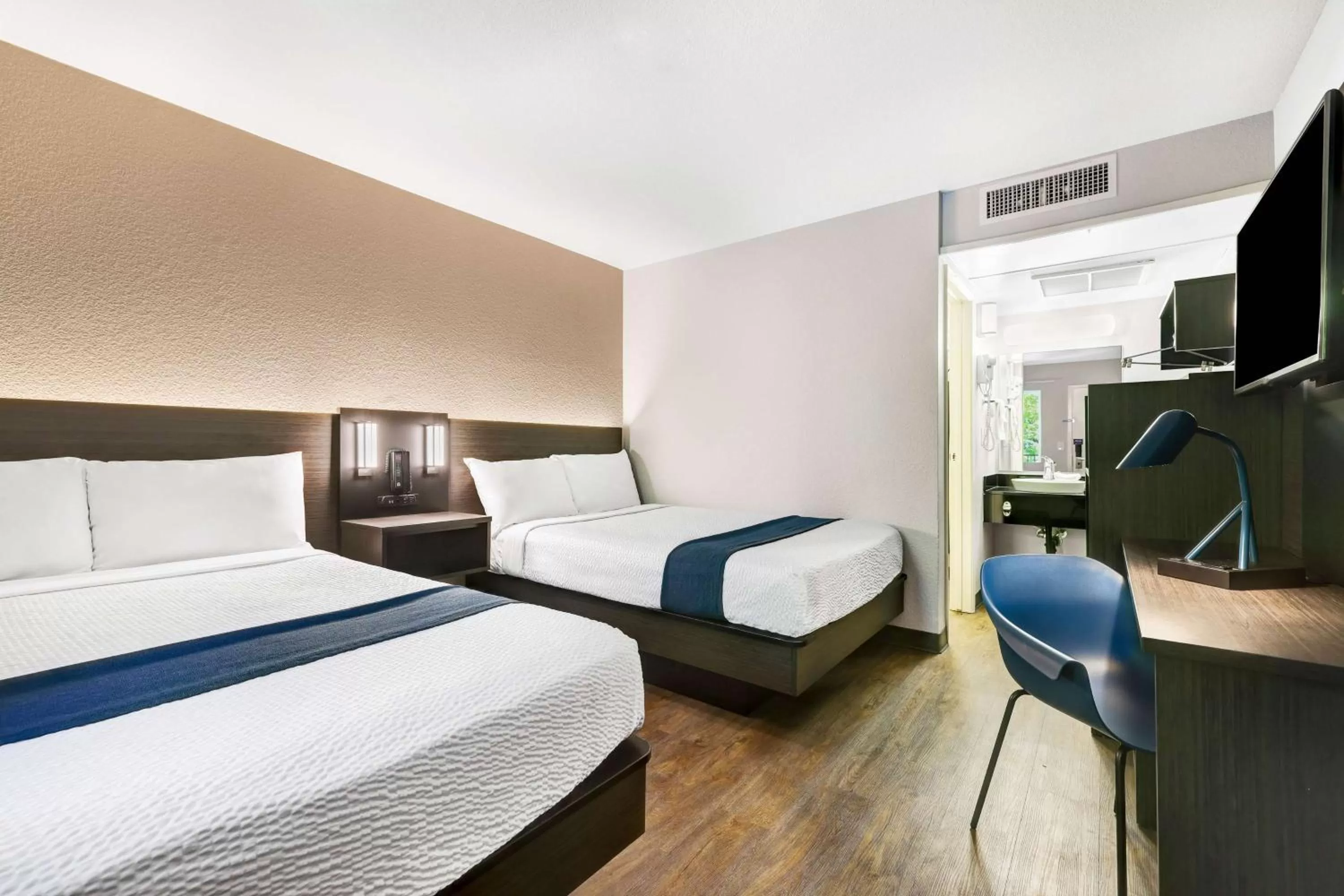 Bedroom, Bed in Motel 6-Issaquah, WA - Seattle - East