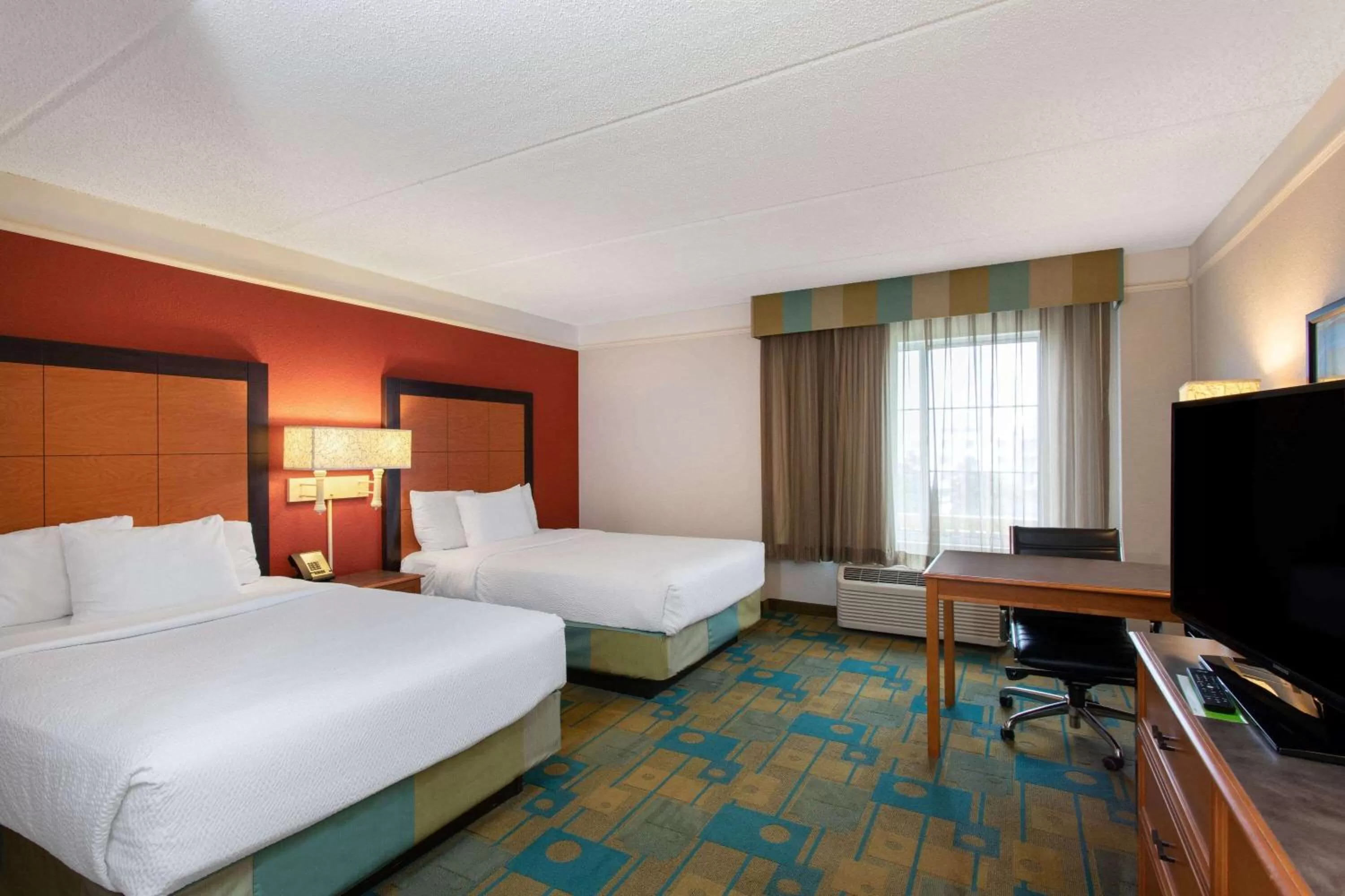 Photo of the whole room, Bed in La Quinta by Wyndham Jacksonville Butler Blvd