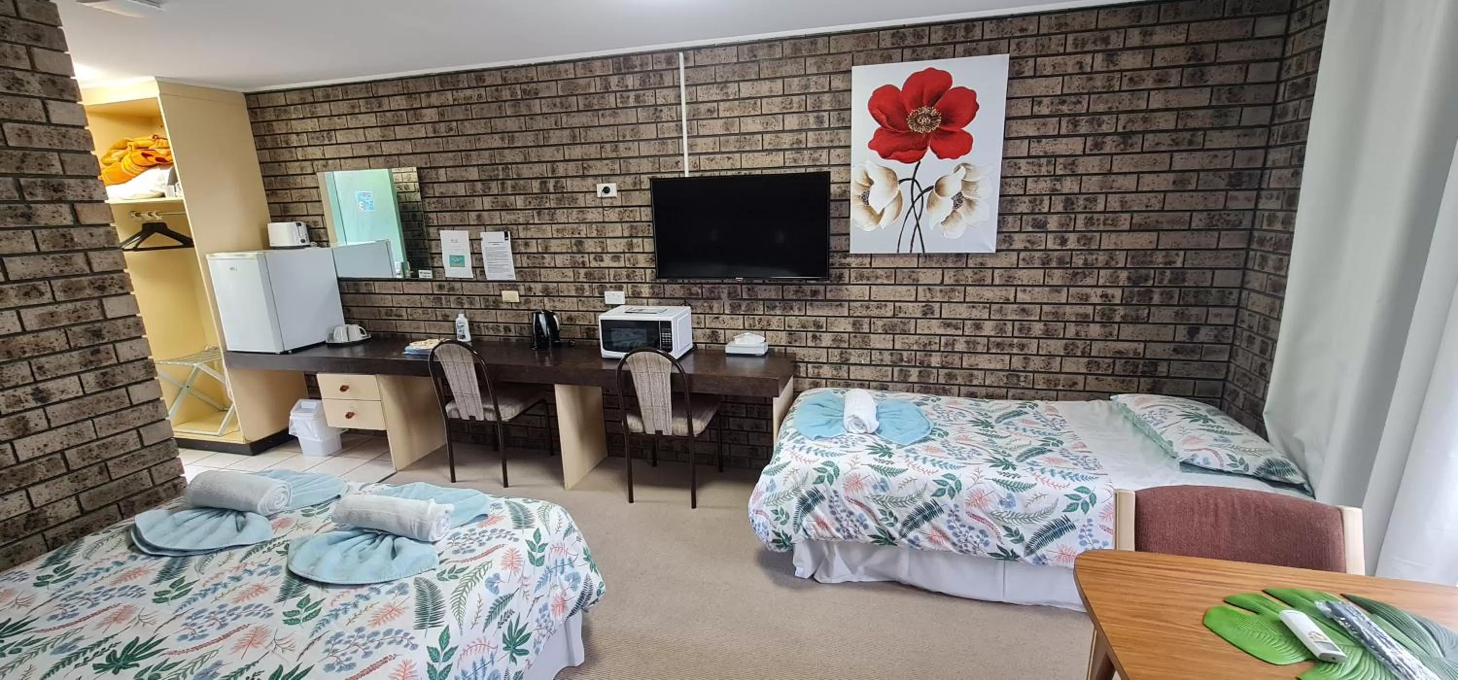 Photo of the whole room, Bed in The SIM - Sussex Inlet Motel