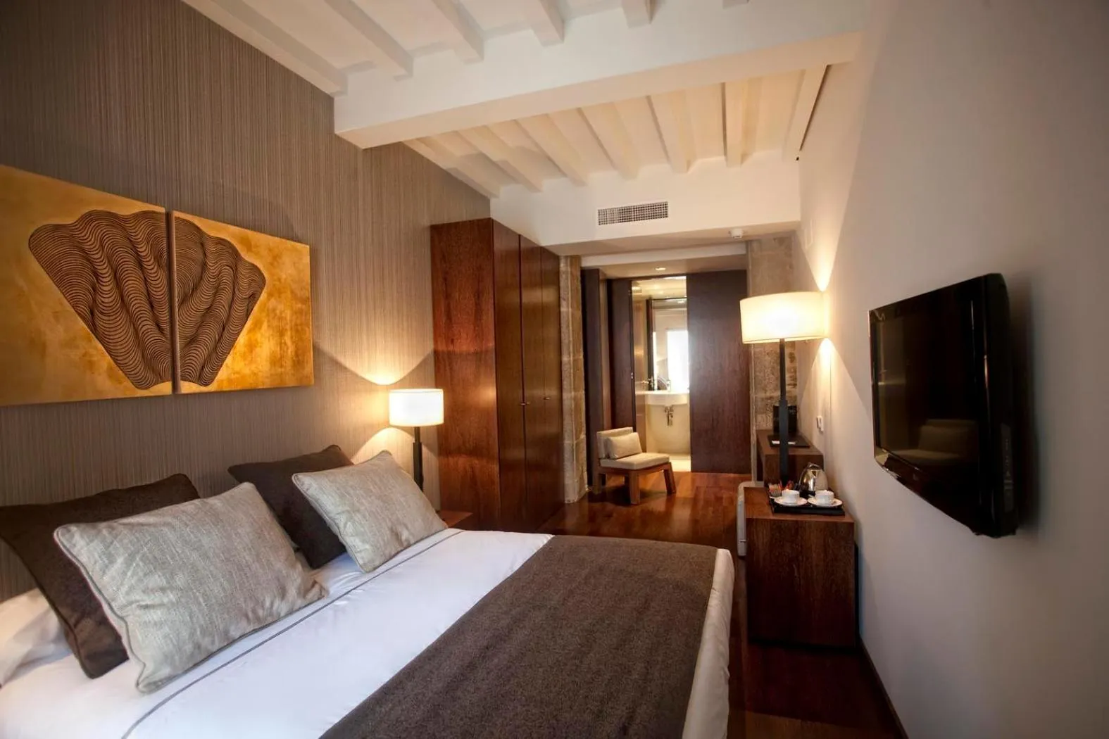 Photo of the whole room, Bed in Carris Casa de la Troya