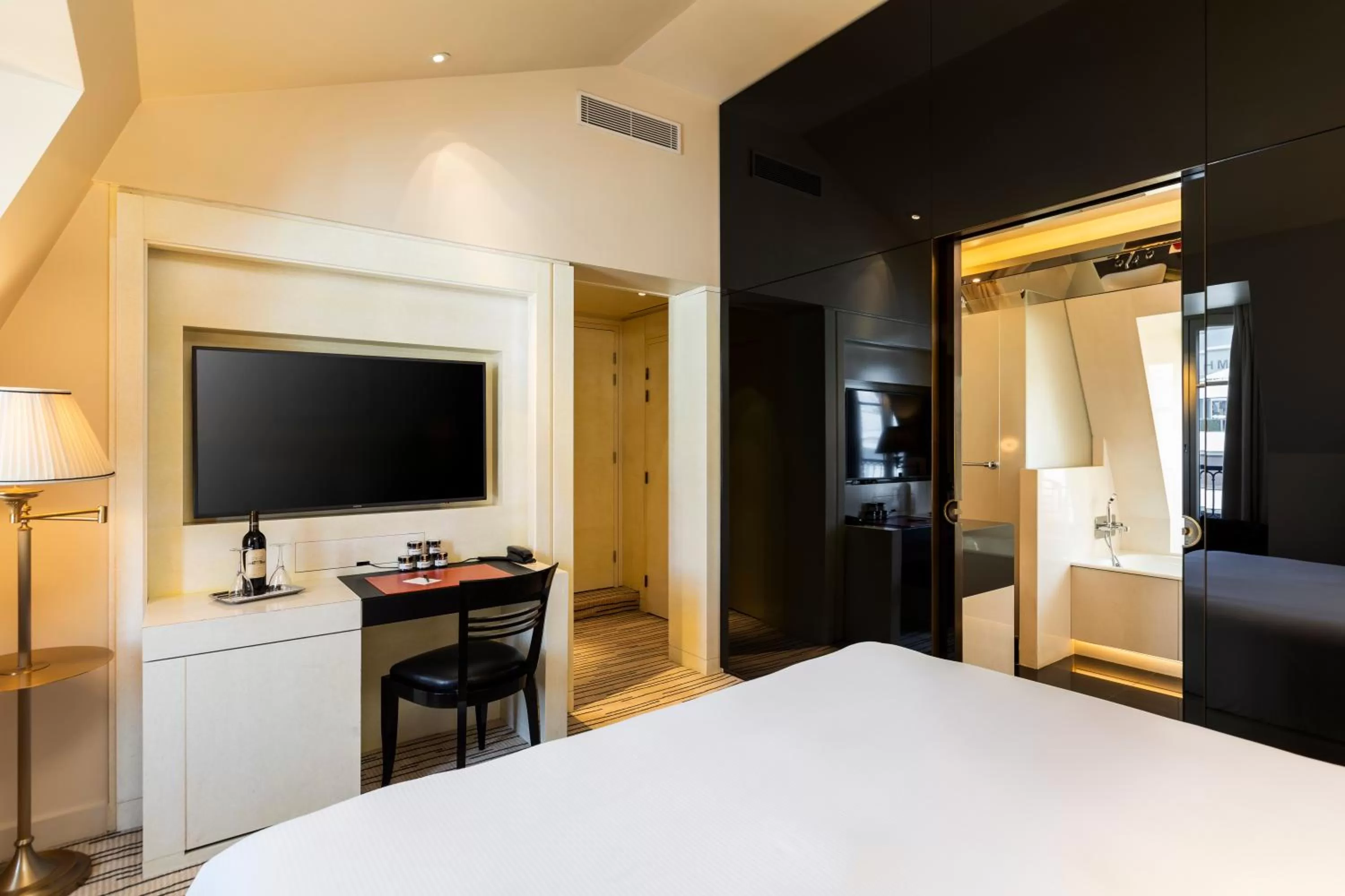 Photo of the whole room, Bed in Hotel Montaigne