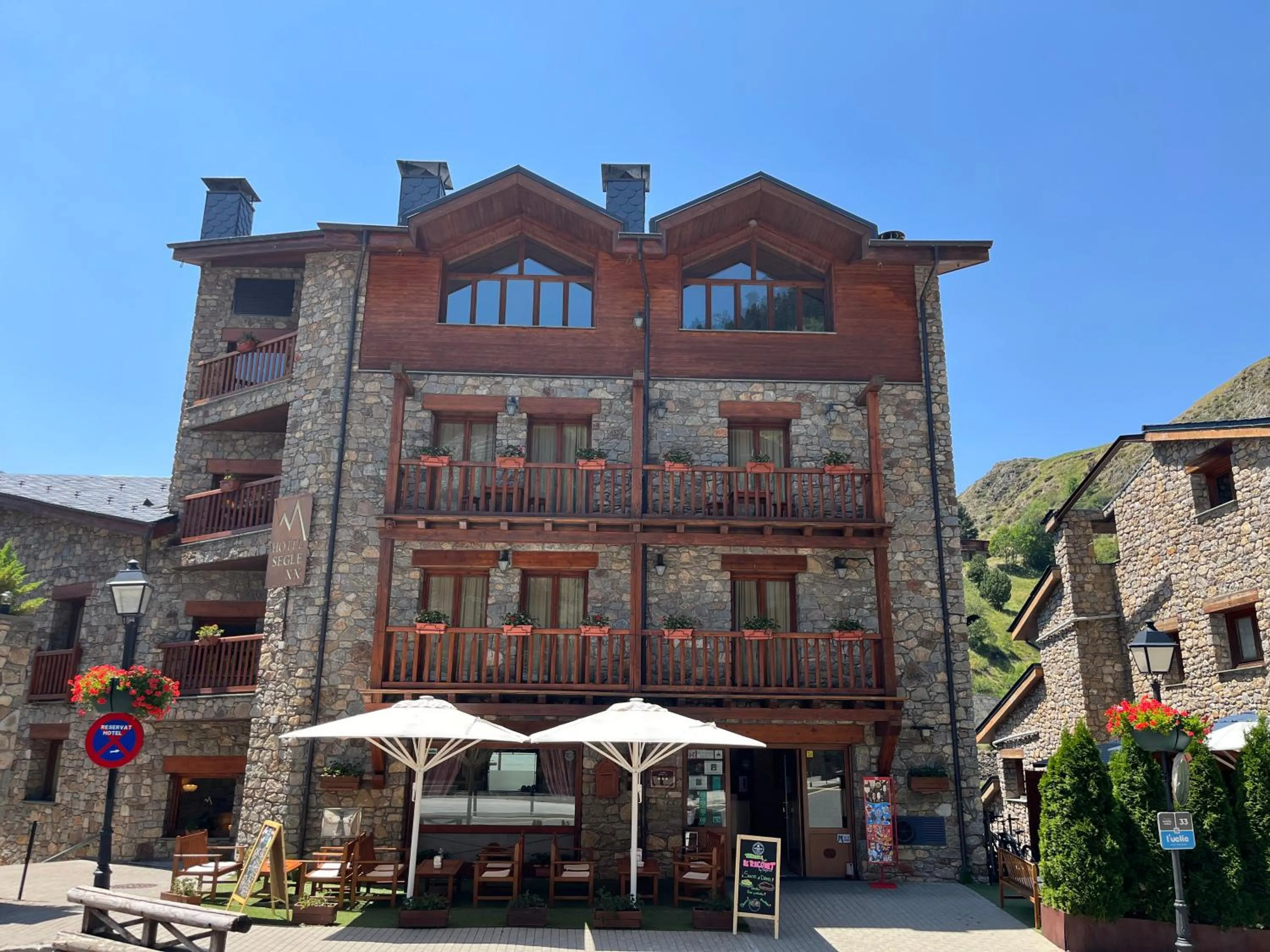 Property Building in Wuau! Hotel Segle XX