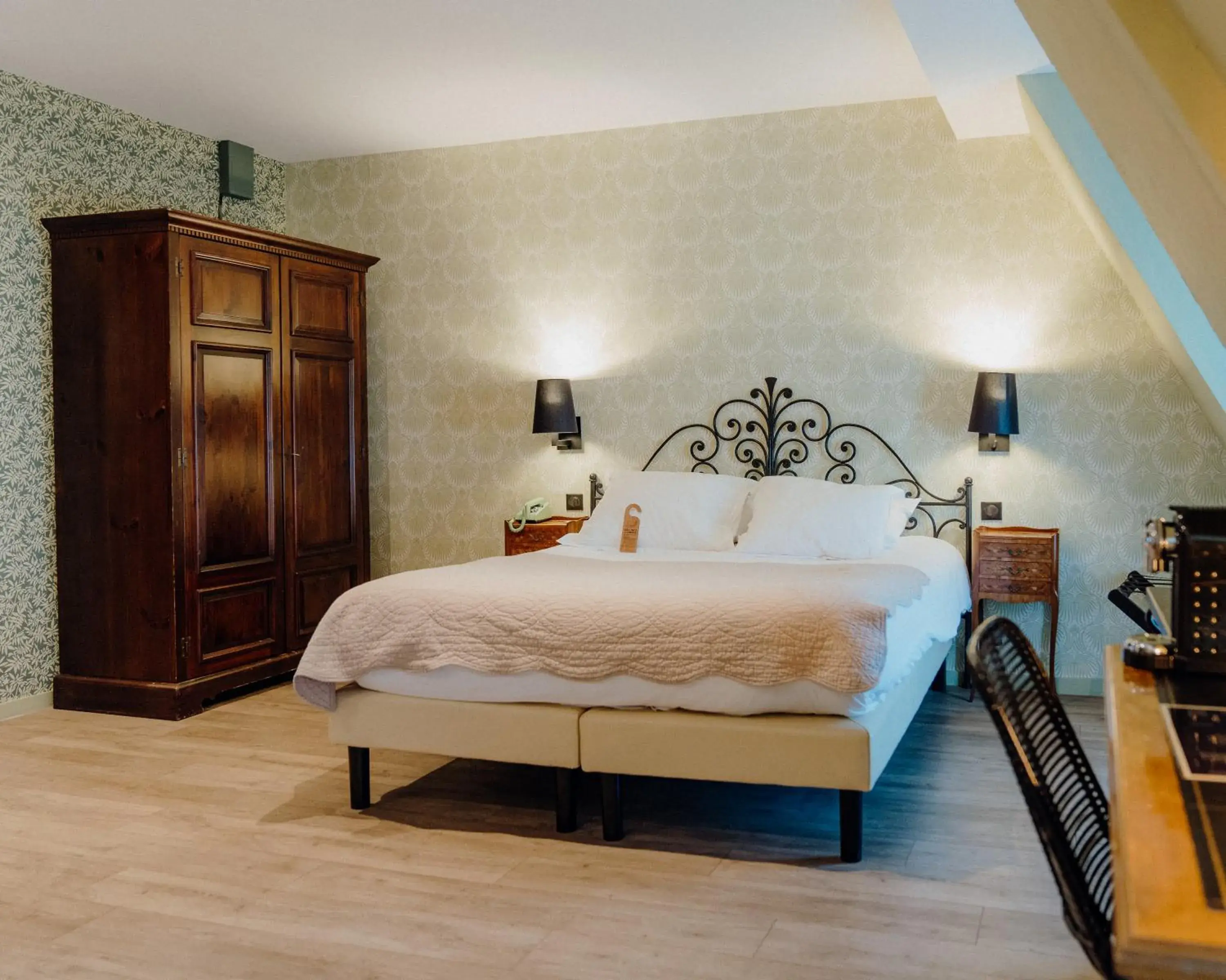 Junior Suite in Hotel Le Grimaldi by Happyculture Junior Suite in Hotel Le Grimaldi by Happyculture