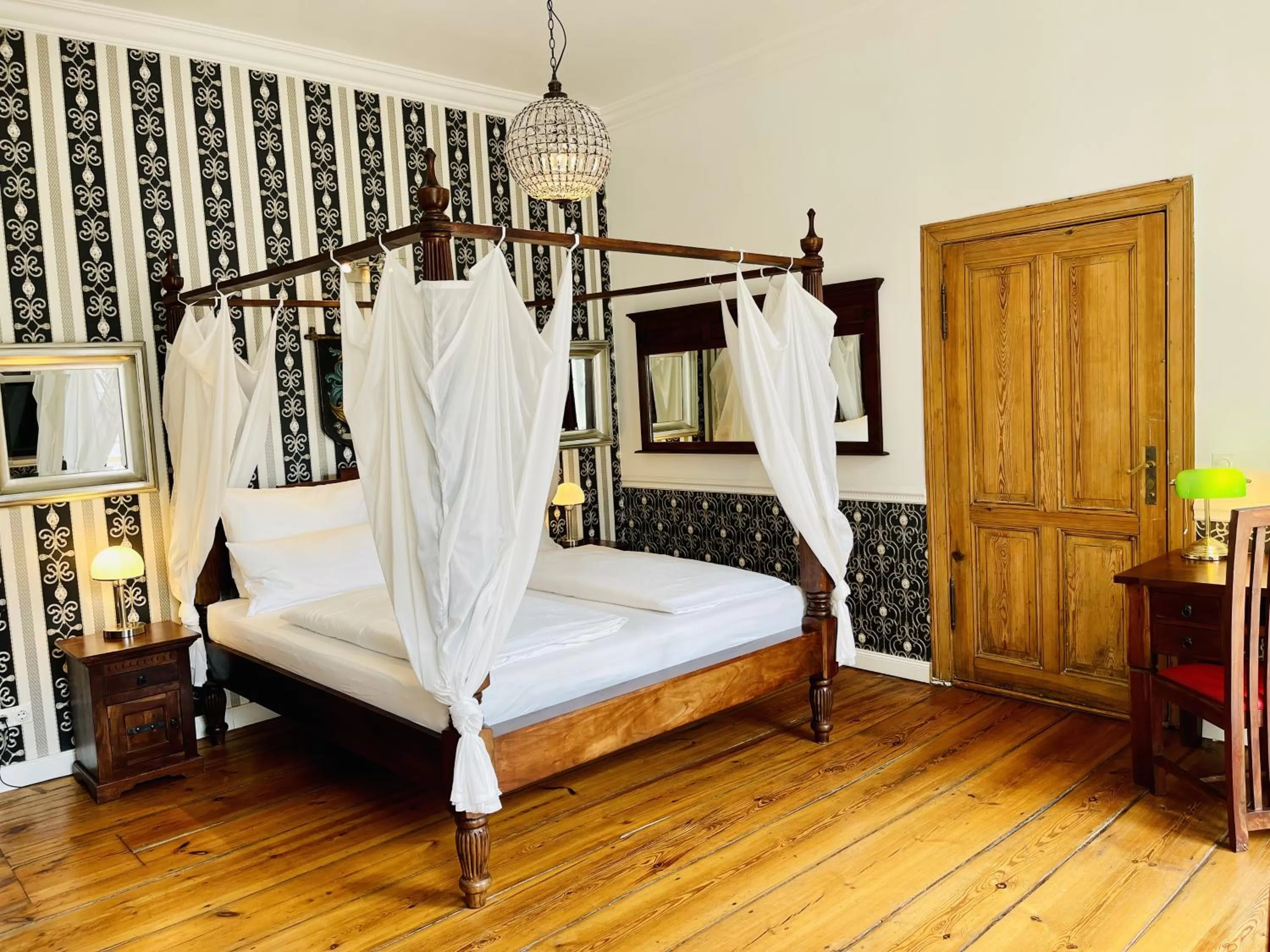 Photo of the whole room, Bed in Garden Living - Boutique Hotel