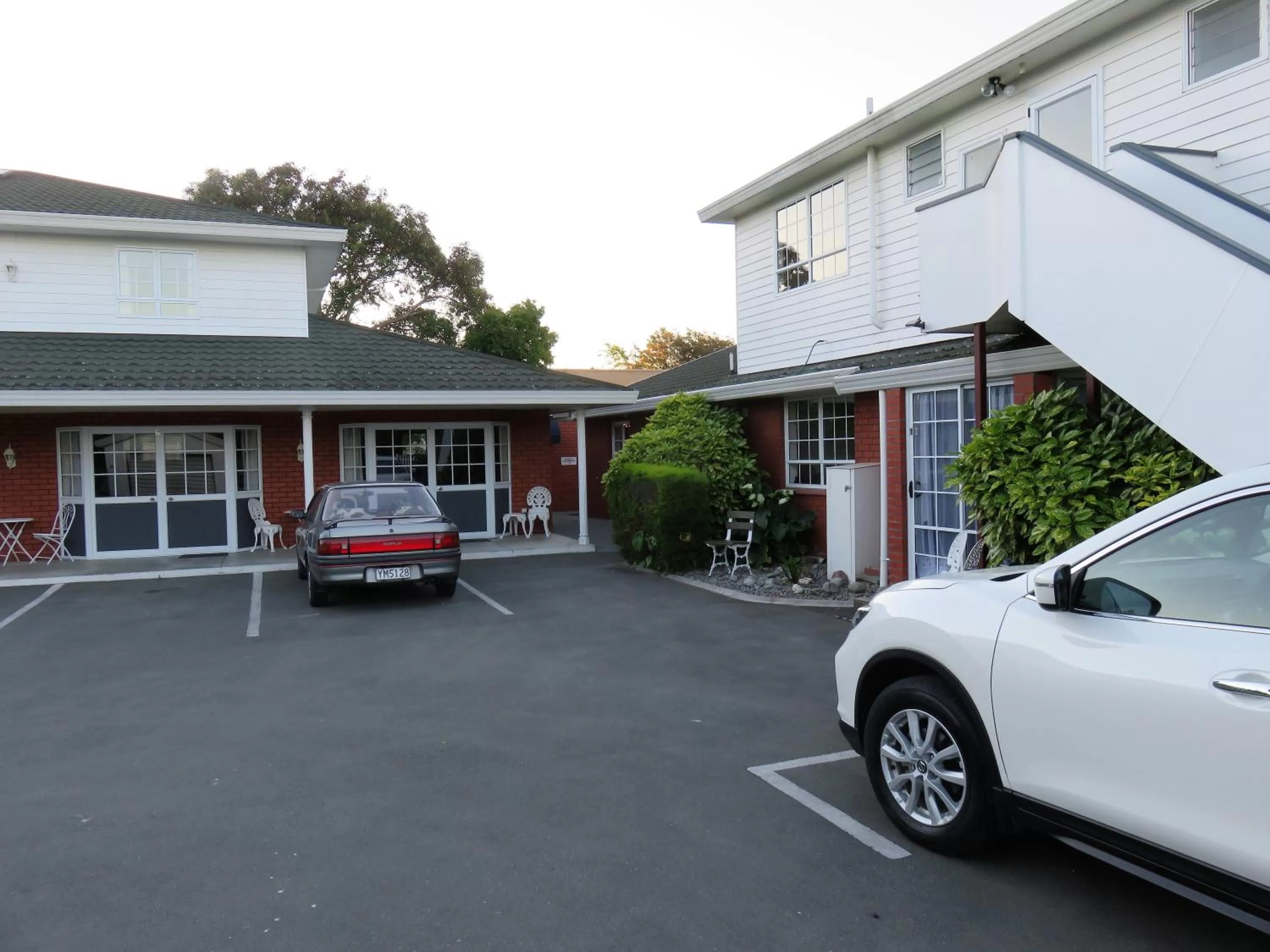 Inner courtyard view in Admirals Motor Lodge